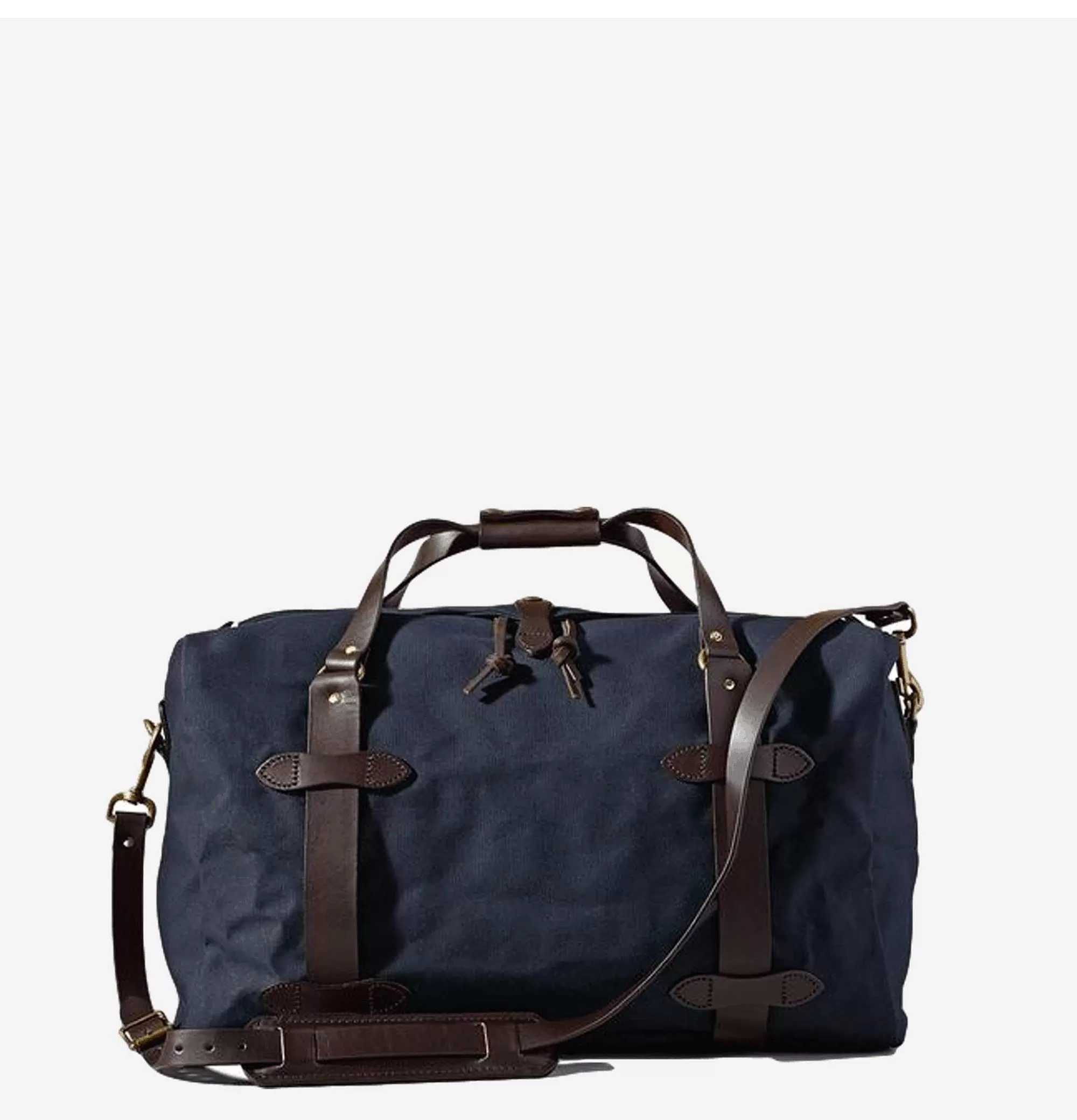FILSON Bolso de Viaje Mediano 70325 en Azul Marino – Diseño Resistente y Práctico para Equipaje