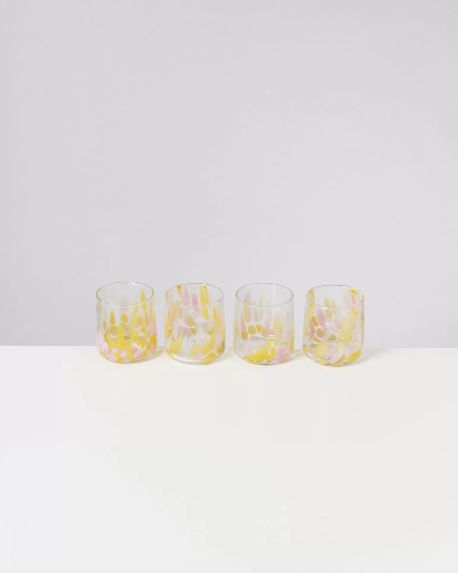Habitación económica Miio Alegria - Juego de vidrio con gotas decorativas en tonalidades rosa suave y amarillo pastel, diseño en gotas medianas y grandes para una decoración vibrante