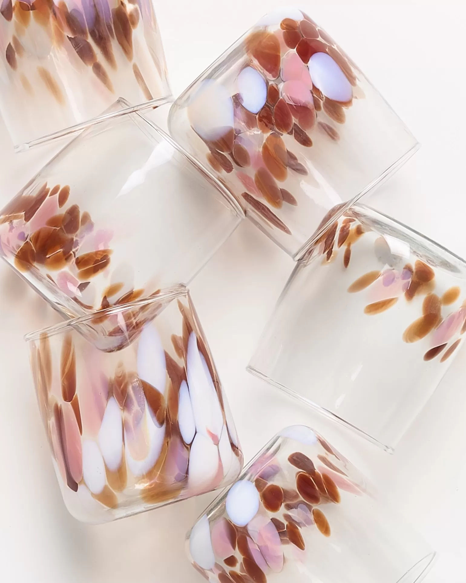 Juego de 6 Vasos Miio Alegria - Cristal Tallado con Gotas Rosáceas y Detalles Ámbar Brillante 

(El diseño incluye textura orgánica tipo 