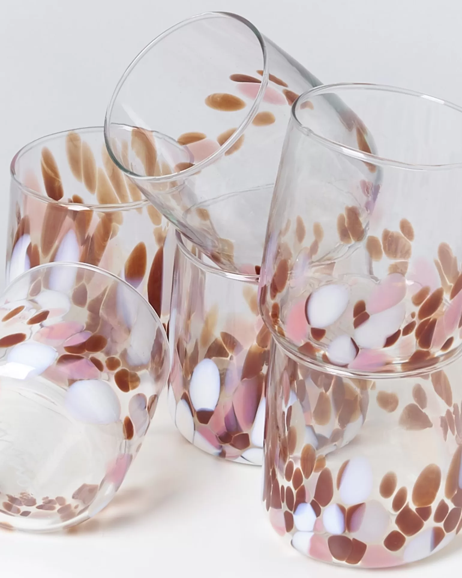 Juego de 6 Vasos Miio Alegria - Cristal Tallado con Gotas Rosáceas y Detalles Ámbar Brillante 

(El diseño incluye textura orgánica tipo 