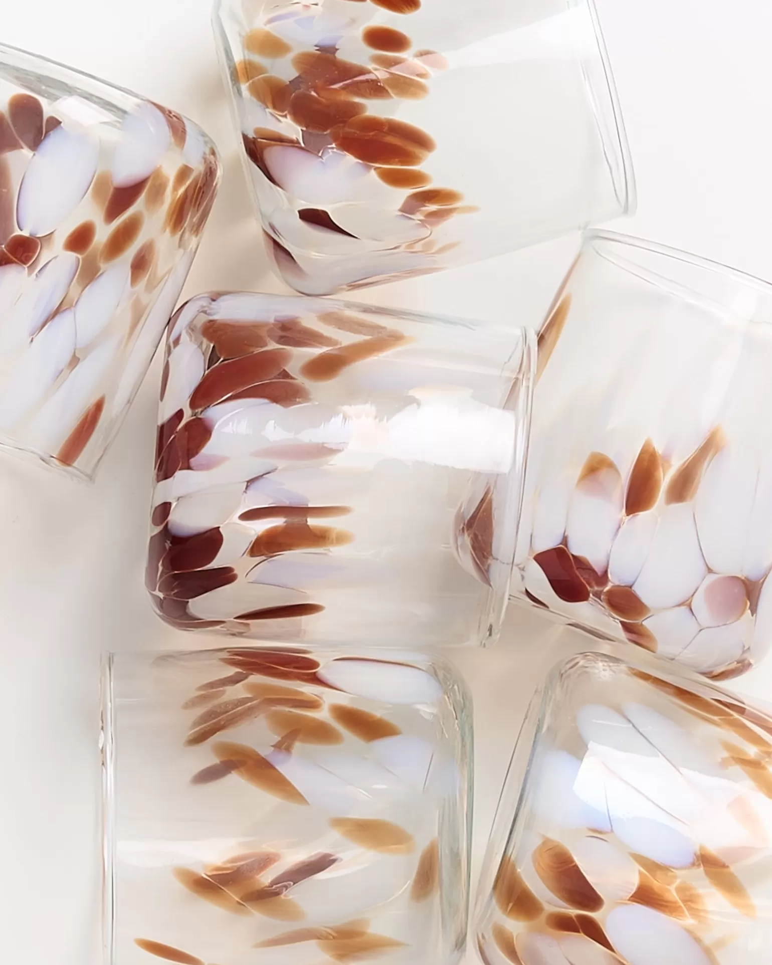 Juego de 6 Vasos Miio Alegria - Vidrio Transparente con Detalles en Arena Ámbar y Gotas Artísticas | Oferta Especial en Hogar