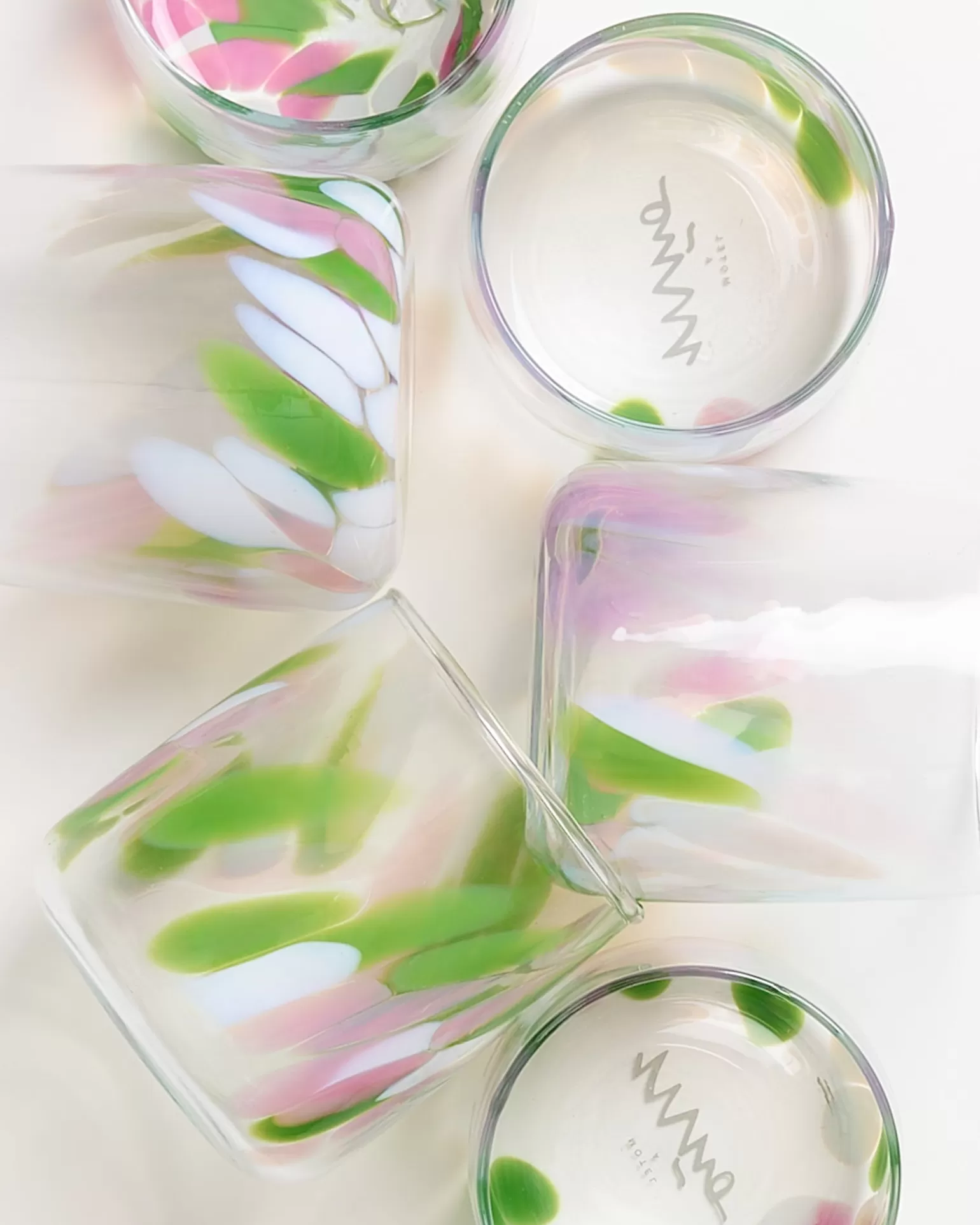 Juego de 6 vasos decorativos Miio Alegria - Diseño moderno con gotas grandes en tonos rosa pastel y verde menta, ideal para ambientes Hot Motel