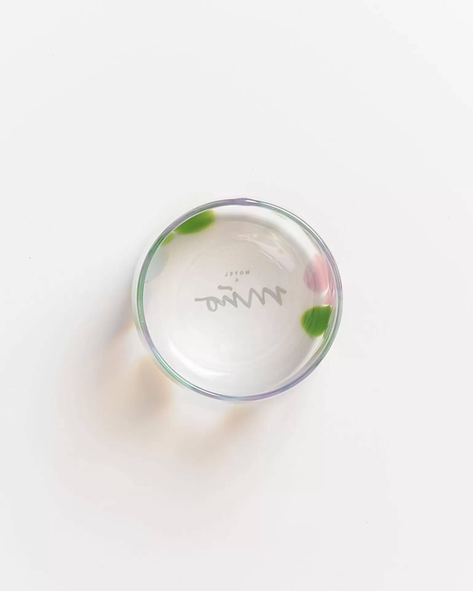 Juego de 6 vasos decorativos Miio Alegria - Diseño moderno con gotas grandes en tonos rosa pastel y verde menta, ideal para ambientes Hot Motel