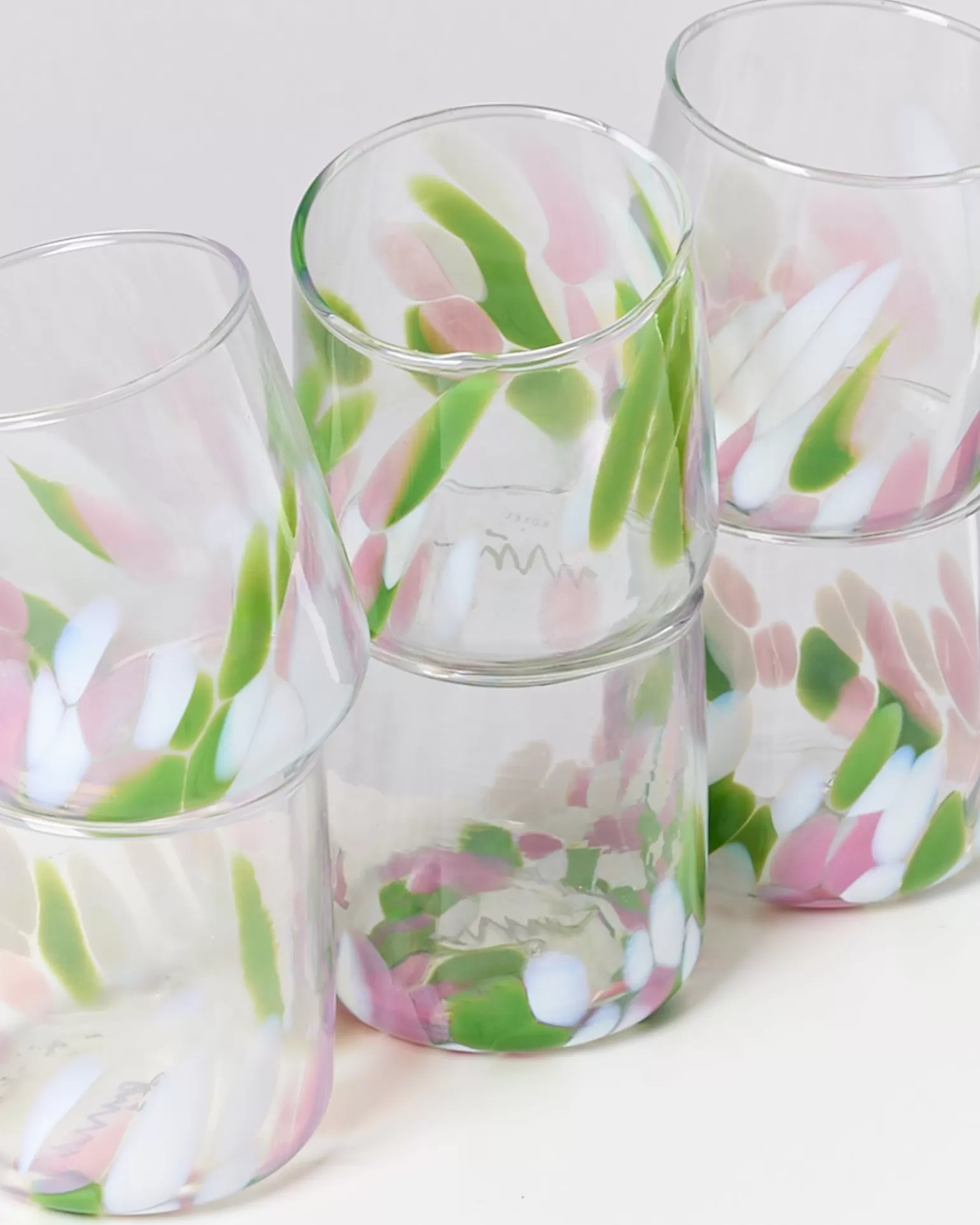 Juego de 6 vasos decorativos Miio Alegria - Diseño moderno con gotas grandes en tonos rosa pastel y verde menta, ideal para ambientes Hot Motel