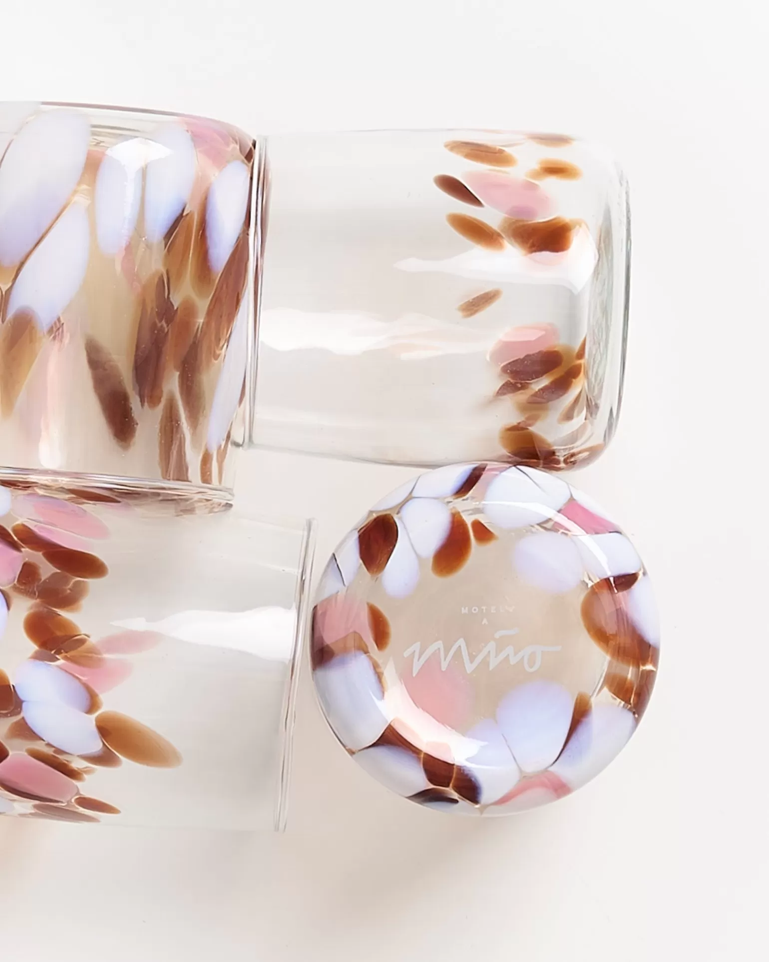 Copas Decorativas Miio Alegria - Juego de 4 Vasos con Gotas Grandes y Pequeñas en Tonalidades Ámbar y Rosado