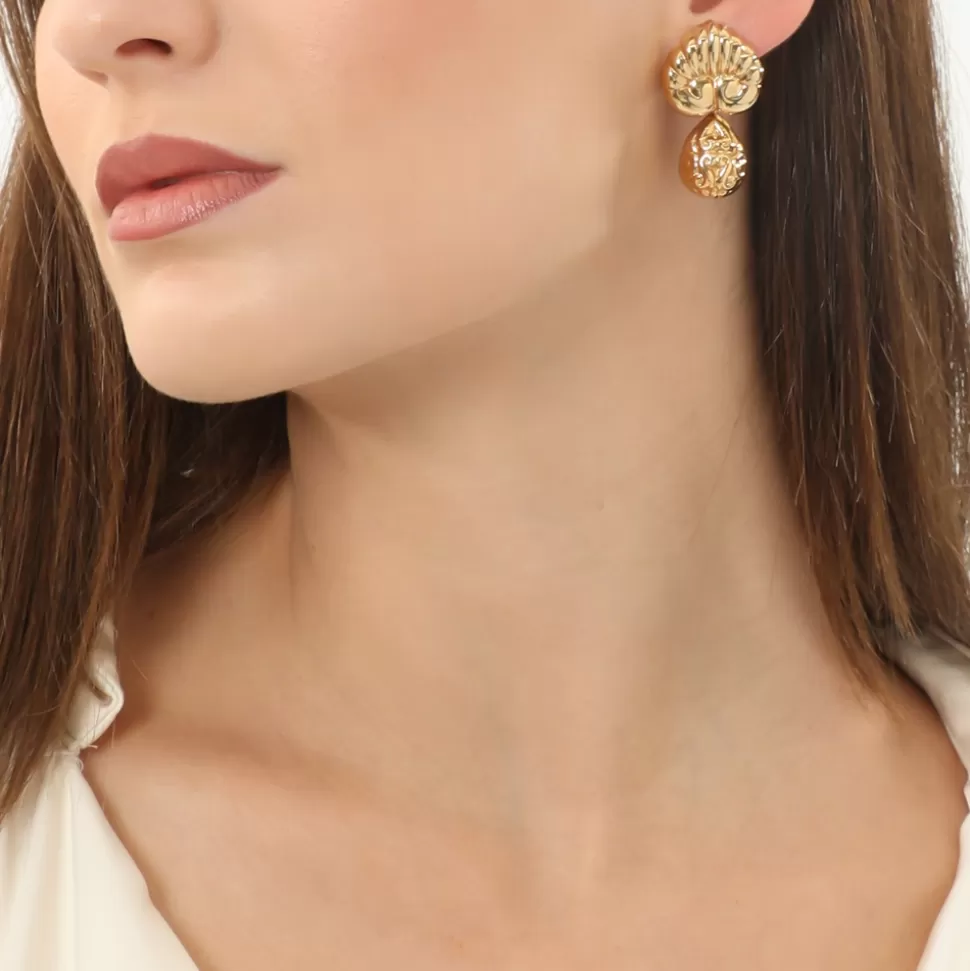 Pendientes elegantes para mujer de Folli Follie - Diseño Anthemion con detalle tallado en oro laminado y colgante artesanal