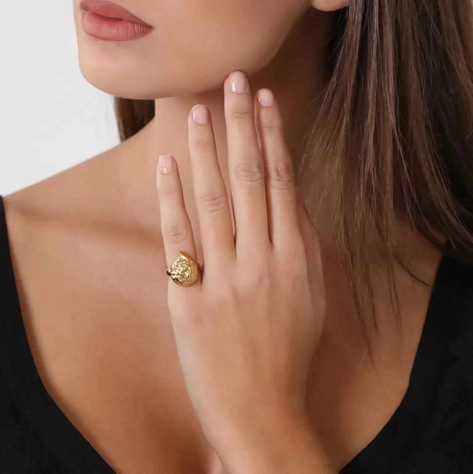 Anillo Folli Follie para Mujer - Diseño Arcaico en Oro Laminado con Detalles Tallados y Colgante Elegante