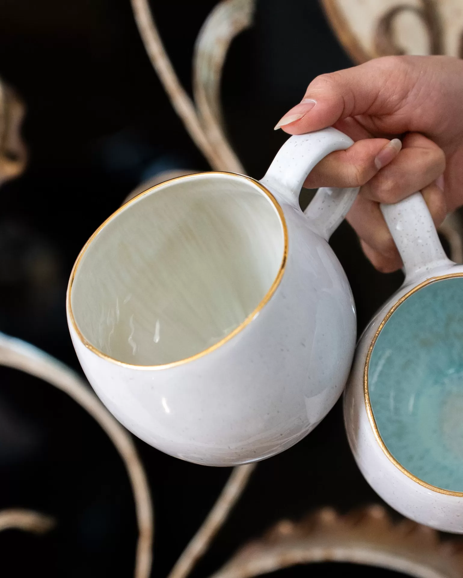 Exclusivo diseño Motel a Miio Arena: Taza Premium con acabado dorado y textura costera - ¡Edición limitada verano 2024!