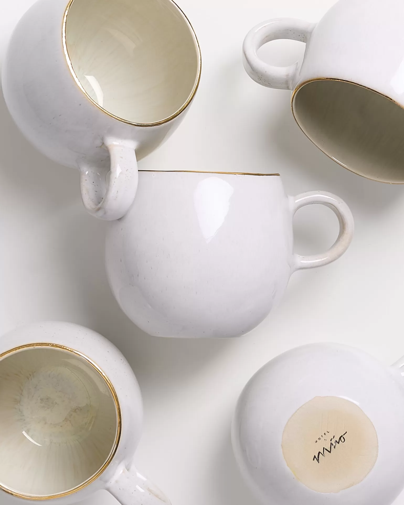 Exclusivo diseño Motel a Miio Arena: Taza Premium con acabado dorado y textura costera - ¡Edición limitada verano 2024!