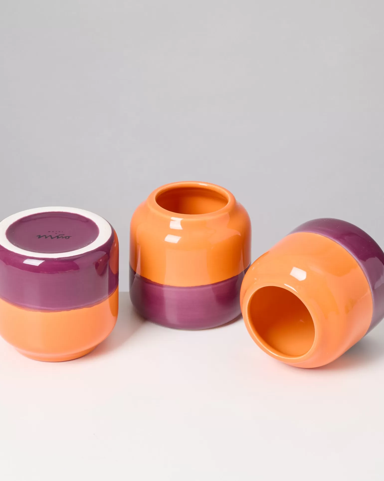 Jarrón decorativo Miio-Bebé en tonos vibrantes de naranja intenso y lila oscuro - Colección Hot Motel
