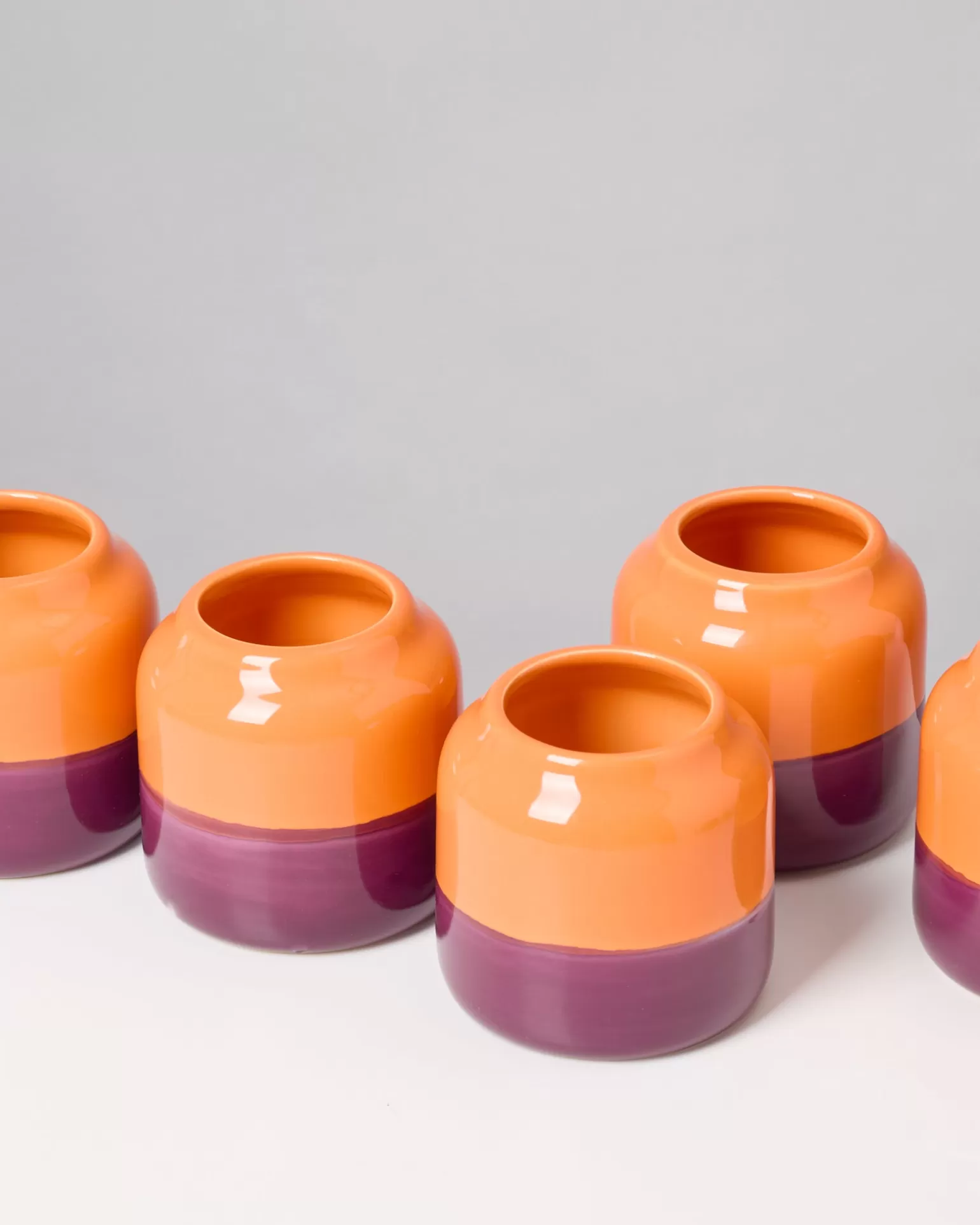 Jarrón decorativo Miio-Bebé en tonos vibrantes de naranja intenso y lila oscuro - Colección Hot Motel