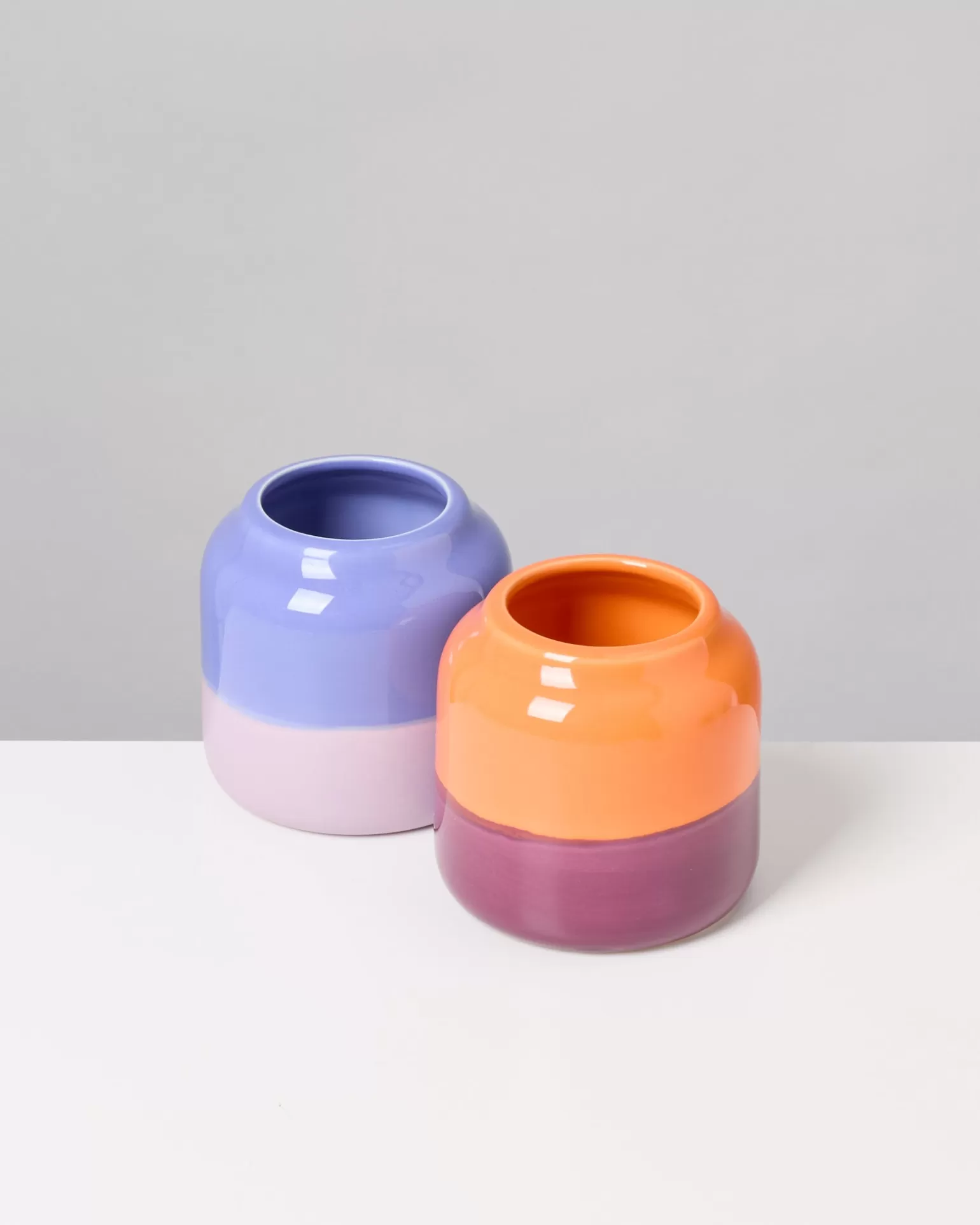 Jarrón decorativo Miio-Bebé en tonos vibrantes de naranja intenso y lila oscuro - Colección Hot Motel