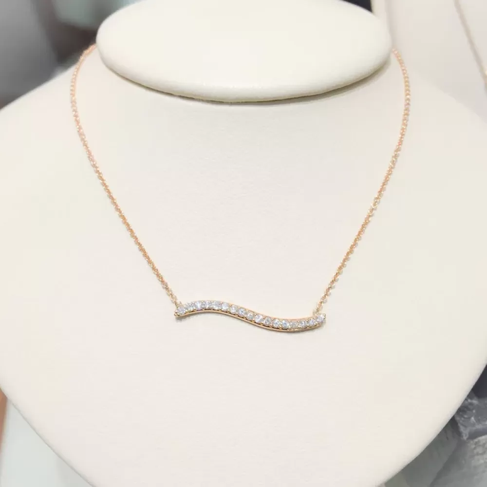 Collares Elegantes | Barra Ondulada con Diamantes en Oro Rosa de la Colección Bermuda por Kate Alexandra