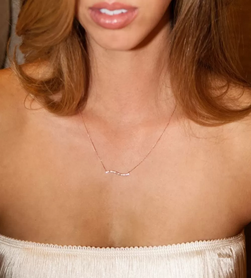 Collares Elegantes | Barra Ondulada con Diamantes en Oro Rosa de la Colección Bermuda por Kate Alexandra
