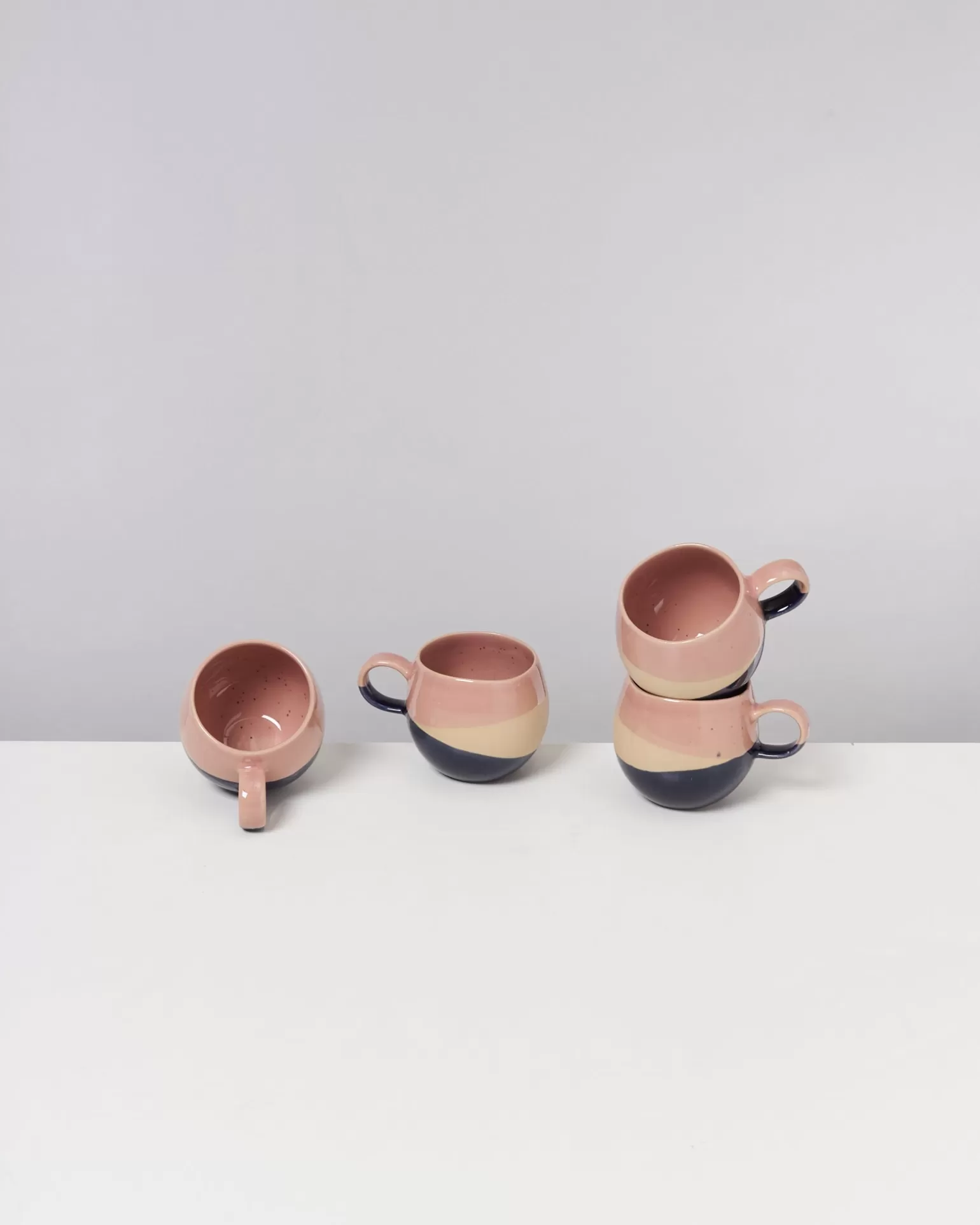 Taza Compacta para Café - Diseño Acogedor Miio Bica en Tonos Rosa, Marino y Crema