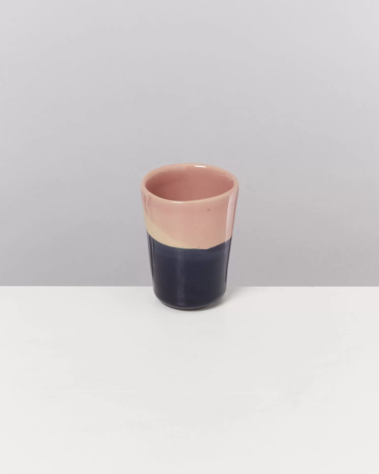 Exclusivo juego de tazas para espresso - Pack de 6 unidades en combinación rosa, azul marino y crema suave | Colección Miio Bica by Outlet Motel