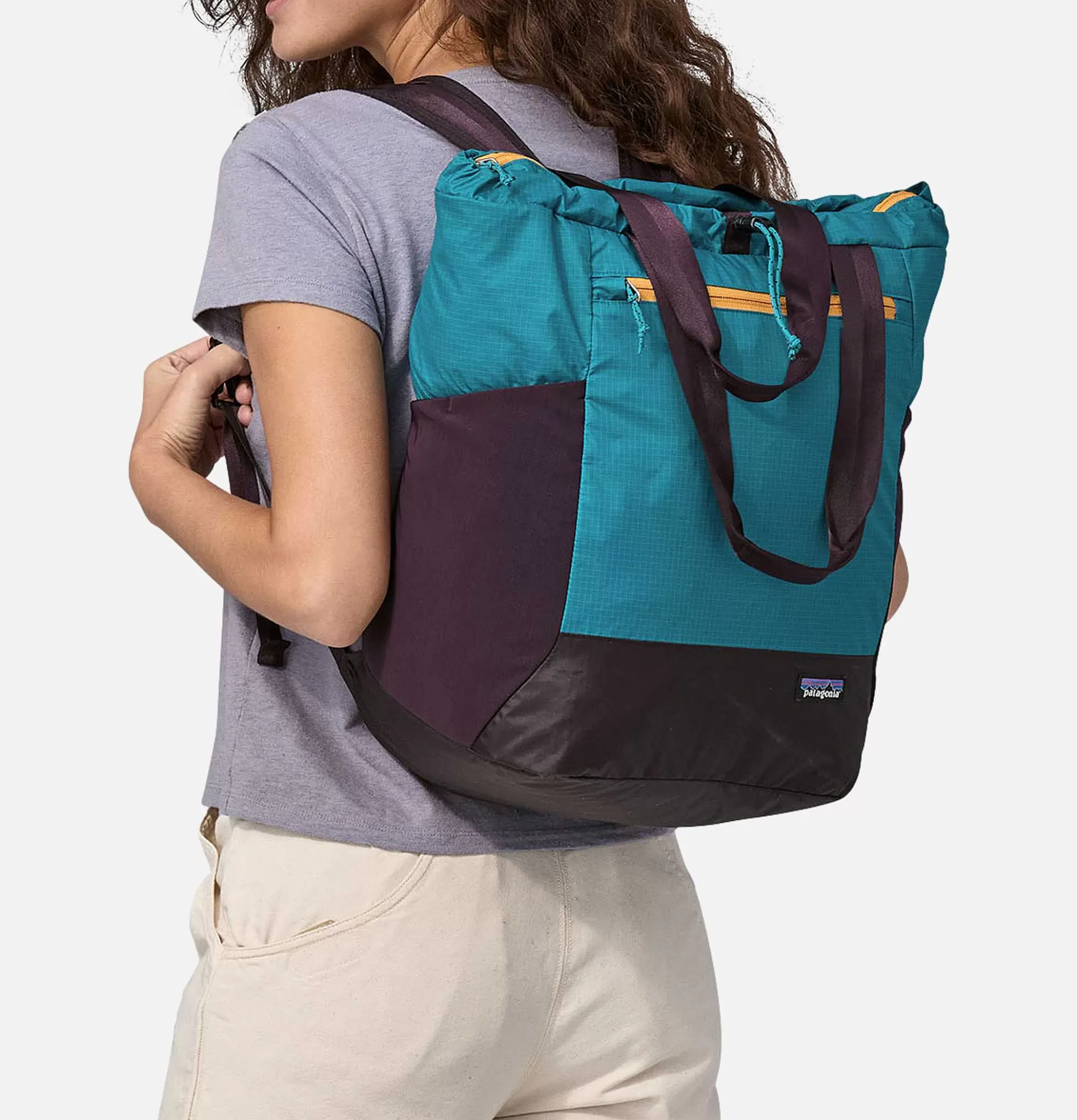 Bolso Bandolera Patagonia Black Hole - Tote Espacioso en Obsidiana con Detalles Ciruela, Ideal para Aventuras Diarias