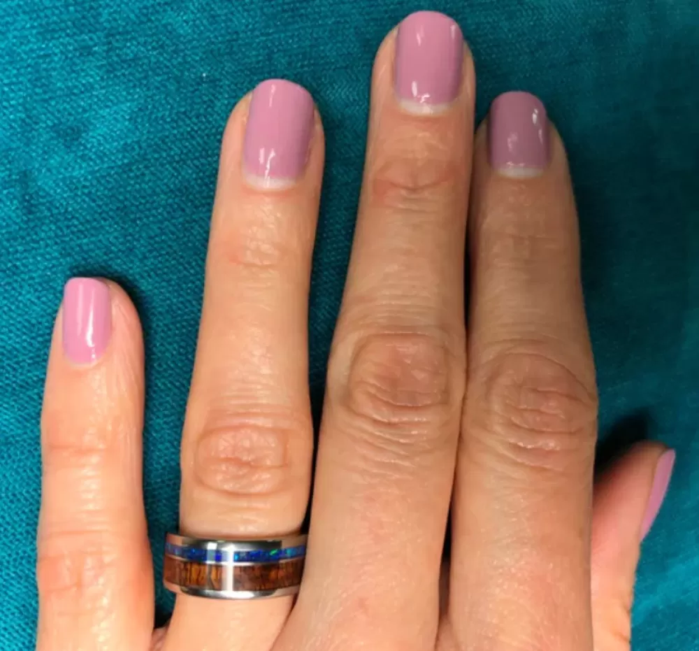 Anillo Hawaiano Artesanal de Titanio con Ópalo Negro y Madera Koa Oscura - Joyería Única Inspirada en las Islas