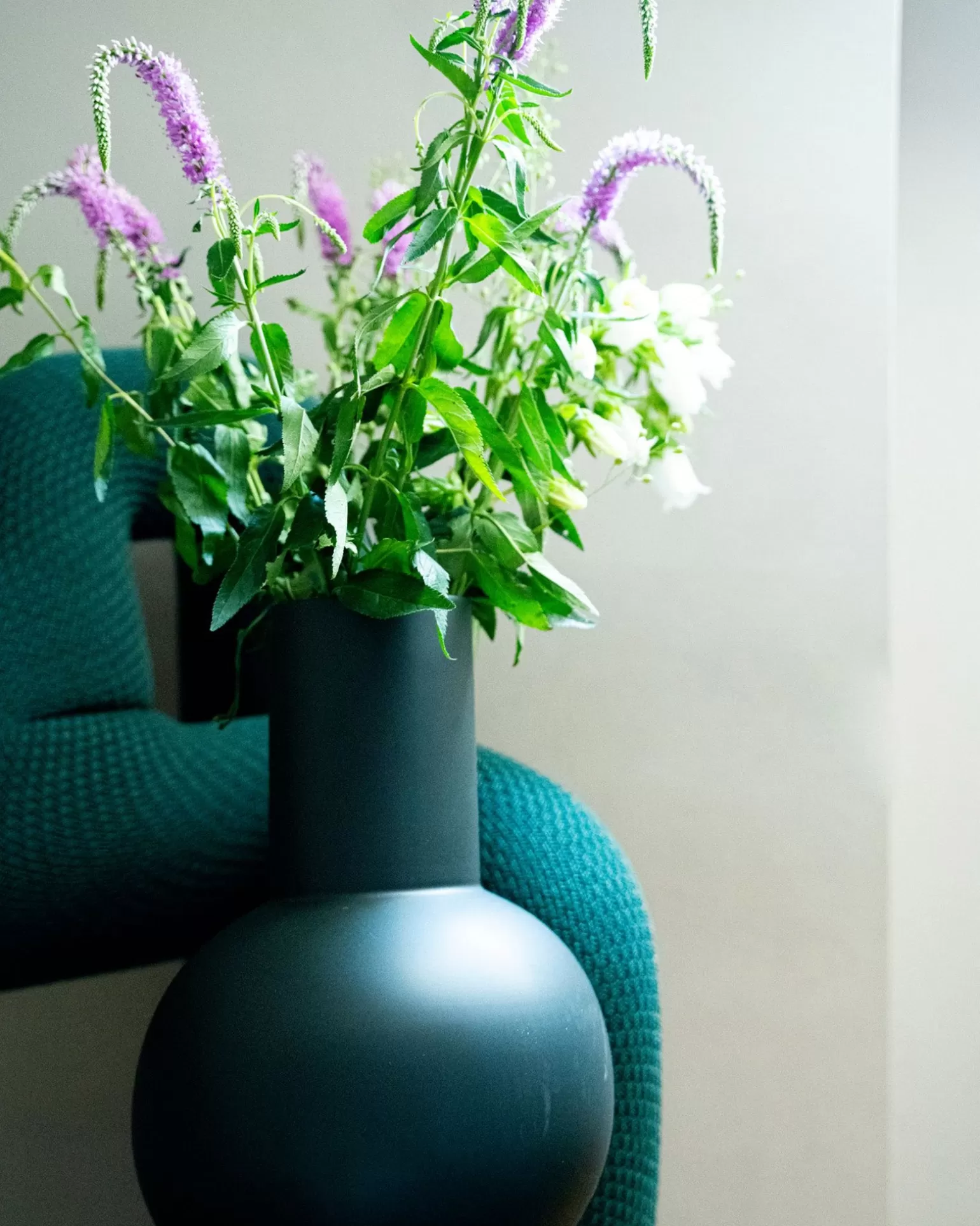 Jarrón esférico moderno en verde bosque - Diseño Miio Bola tamaño grande para decoración contemporánea