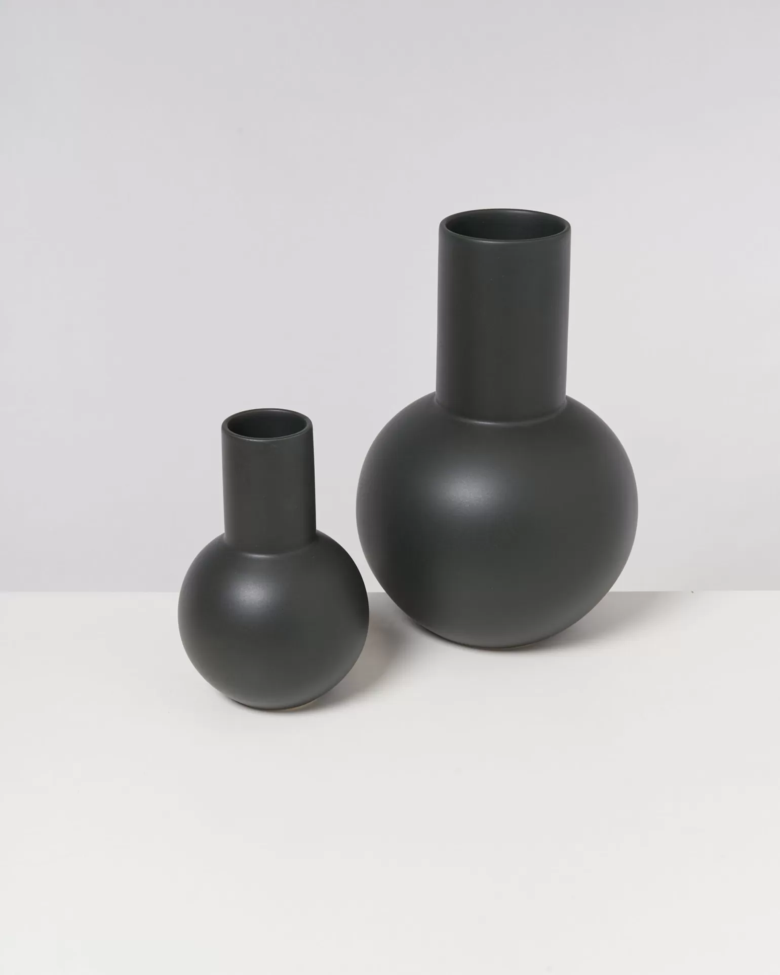 Jarrón esférico moderno en verde bosque - Diseño Miio Bola tamaño grande para decoración contemporánea