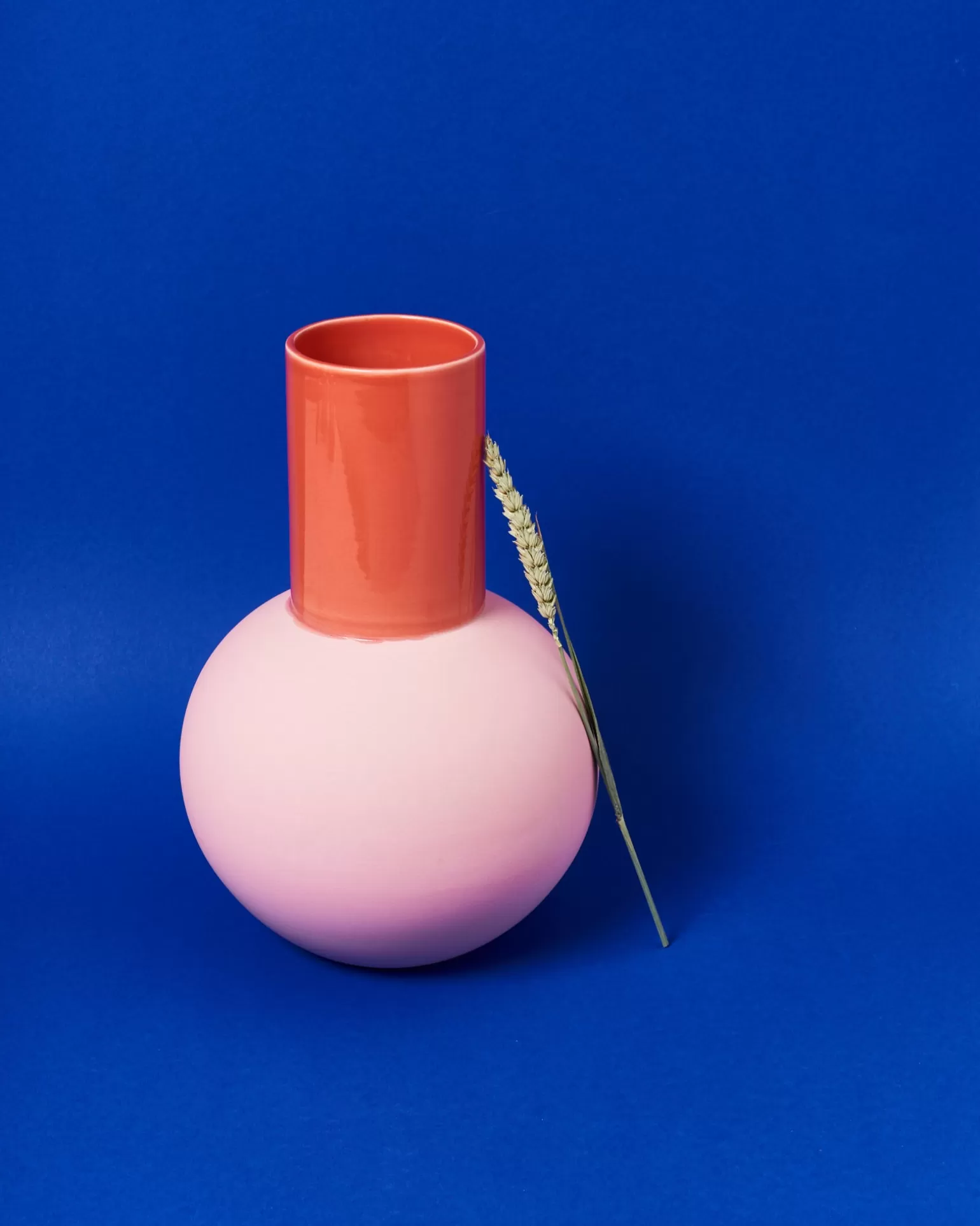 Jarrón decorativo Miio Bola modelo L - Tonalidad coral rosado en oferta limitada