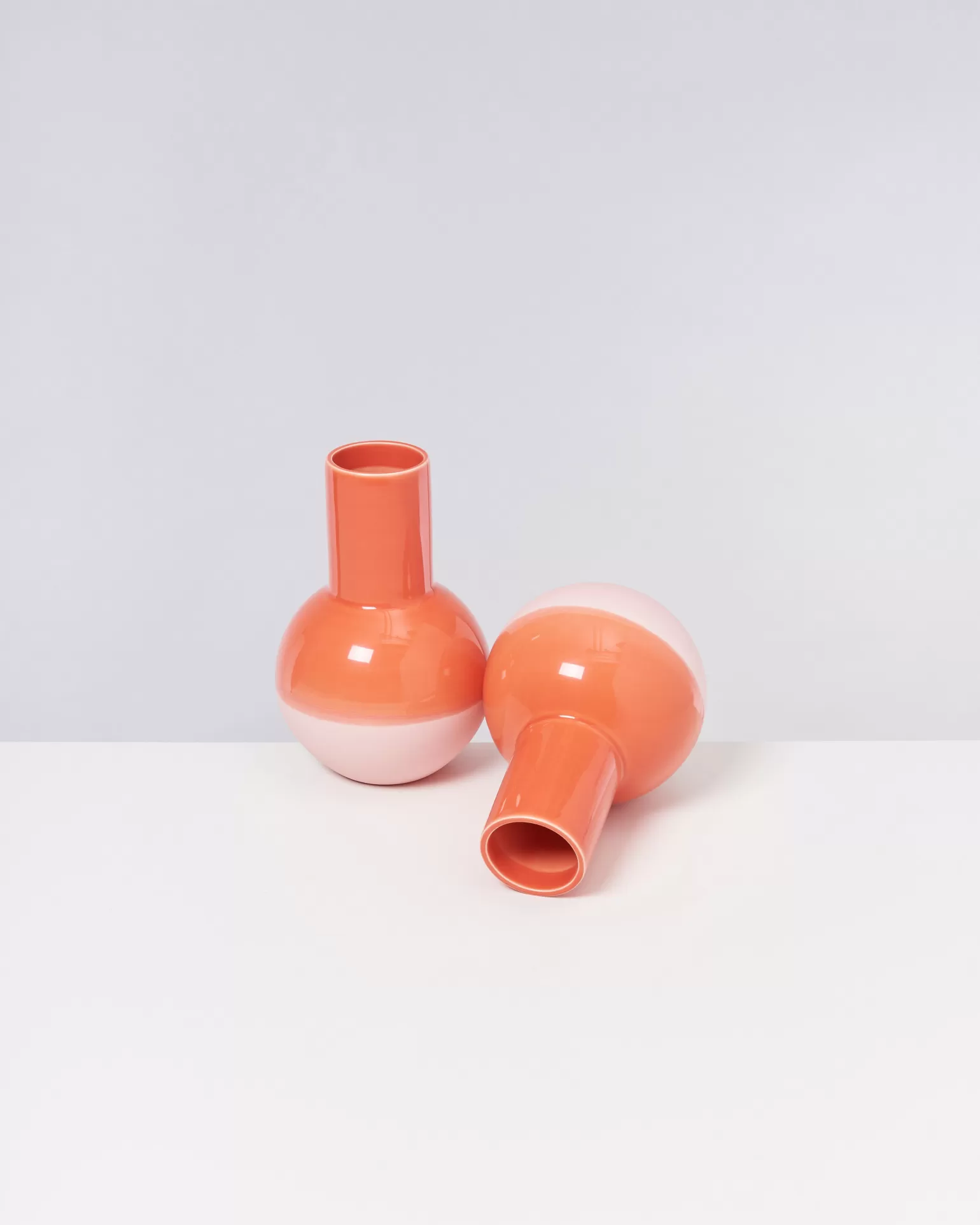Jarrón de Cerámica Moderna Miio Bola - Diseño Esférico en Coral Rosado para Decoración de Interiores, Estilo Minimalista con Toque Tropical