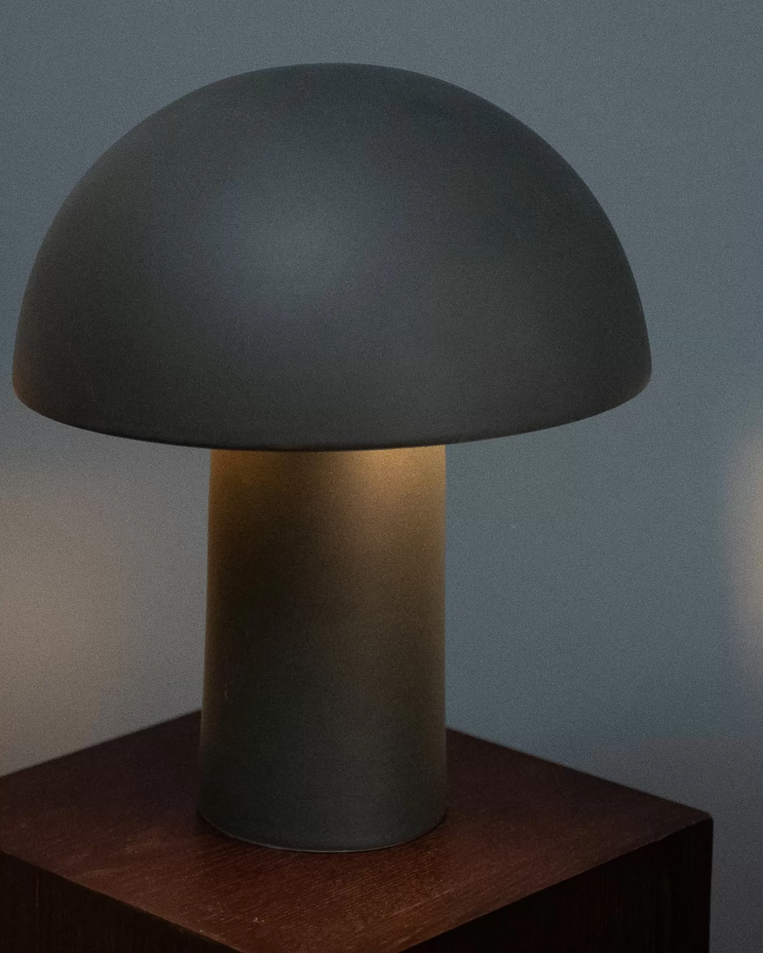 Lámpara de Cerámica con Diseño de Seta Verde Oscuro - Colección Motel Miio