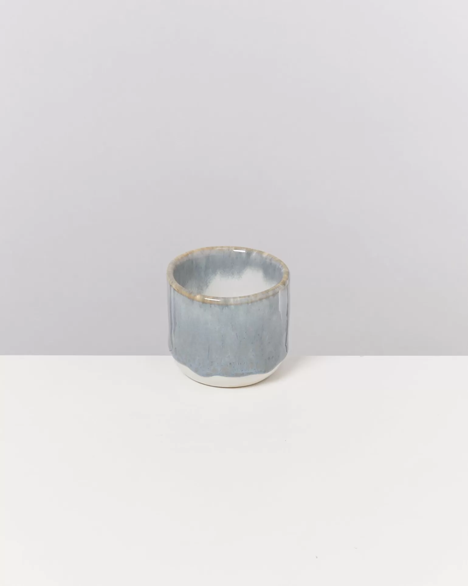 ¡Descubre el exclusivo juego de 6 tazas espresso Motel by Miio Coimbra en tono gris azulado! Diseño premium para amantes del café.
