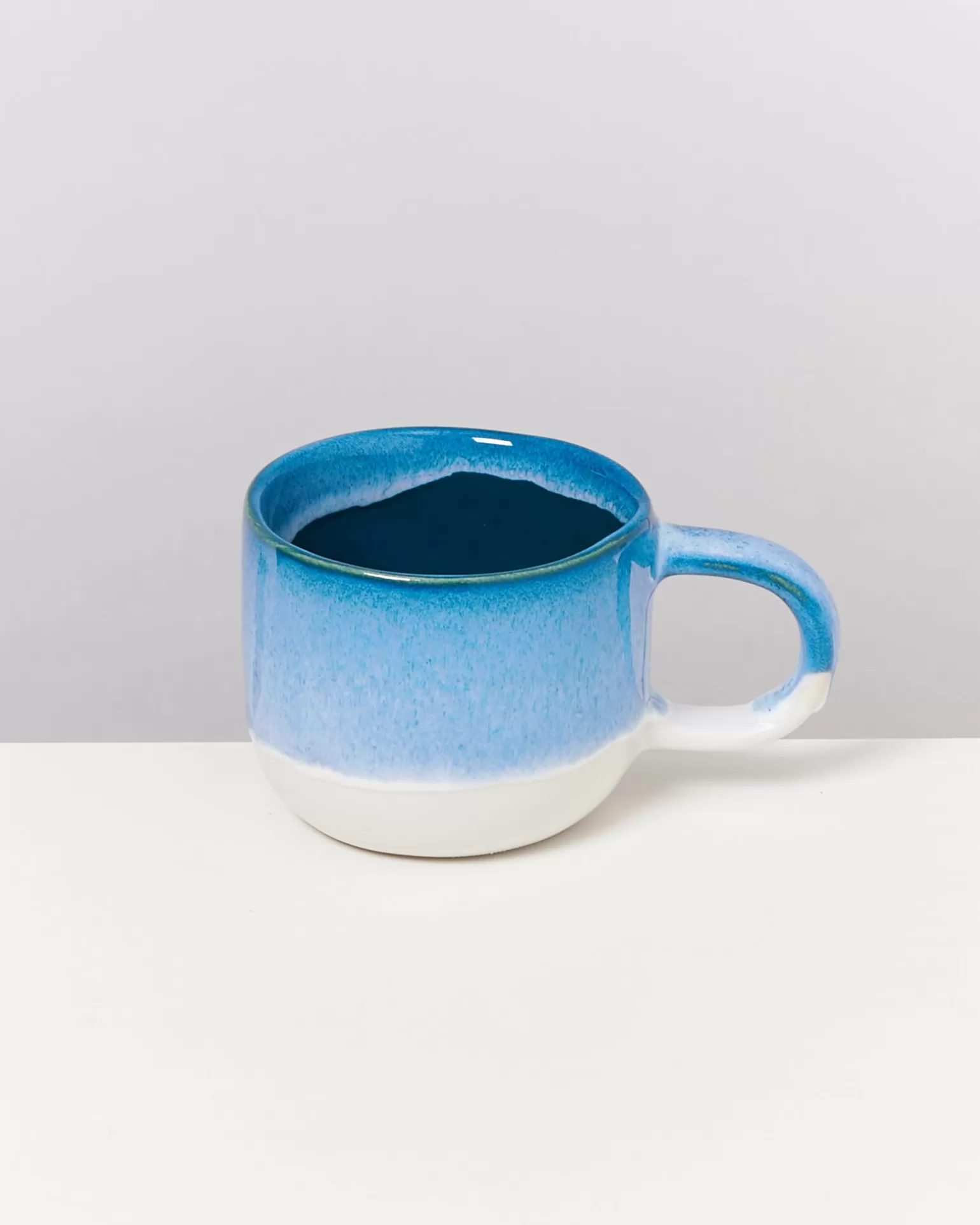 Juego de 4 tazas estilo Hot Motel - Diseño turquesa vibrante por Miio Coimbra - Tazas pequeñas para café o té