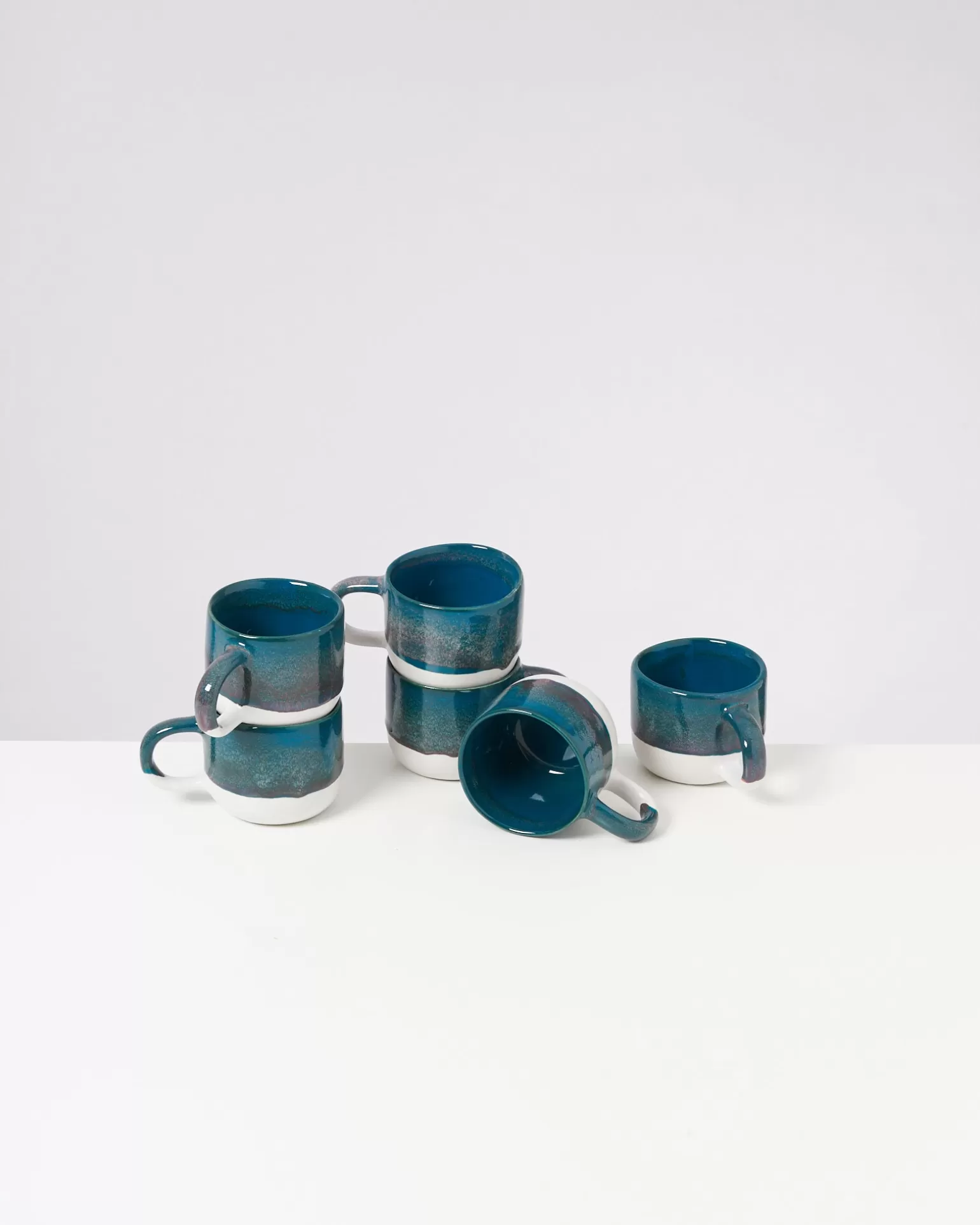 Taza moderna de cerámica estilo Motel - Diseño exclusivo Miio Coimbra en azul petróleo - Edición compacta para espacios reducidos