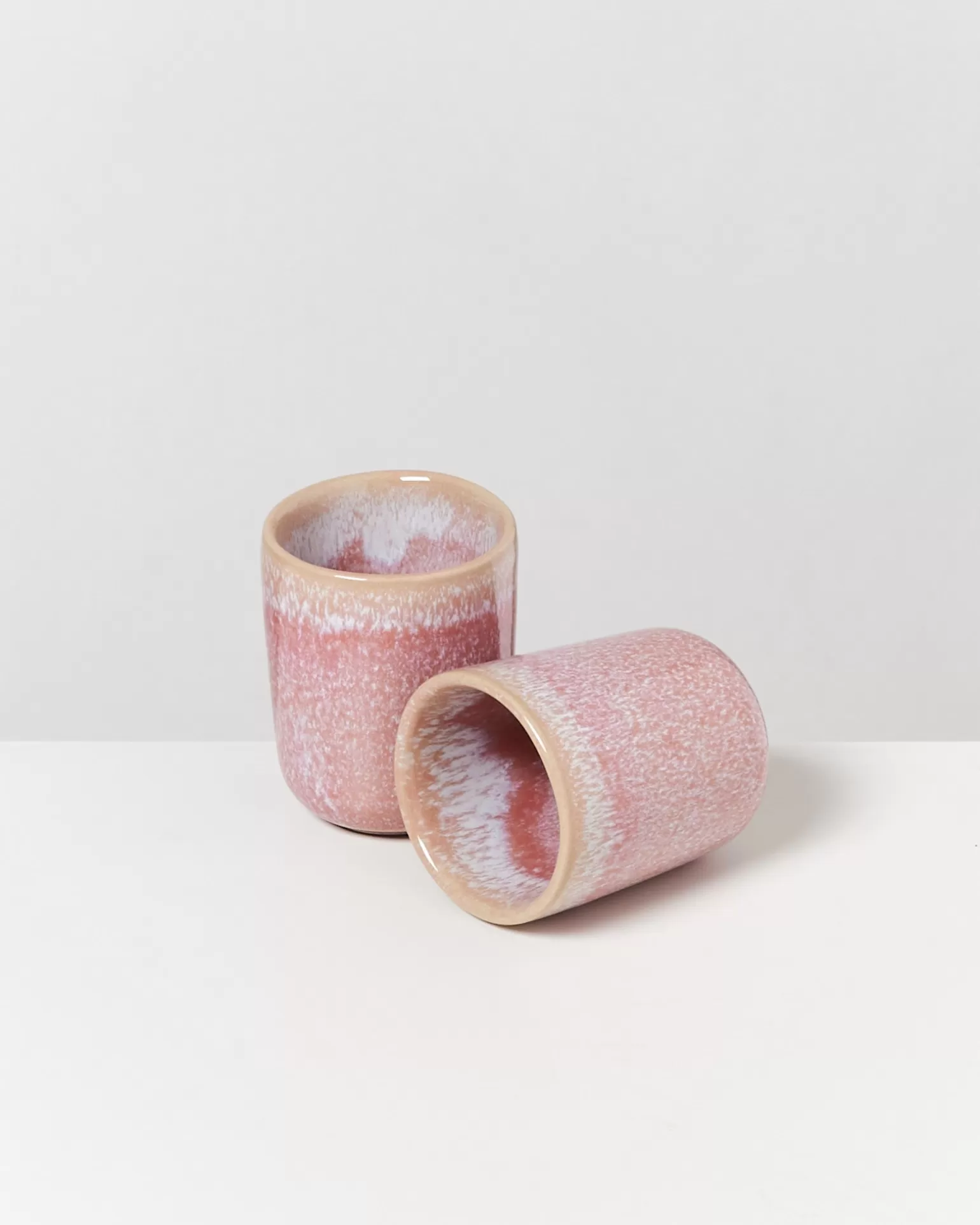 Taza de Café con Diseño Elegante - Colección Hot Motel de Miio Cordoama en Tono Rosa Suave, Perfecta para Momentos Especiales