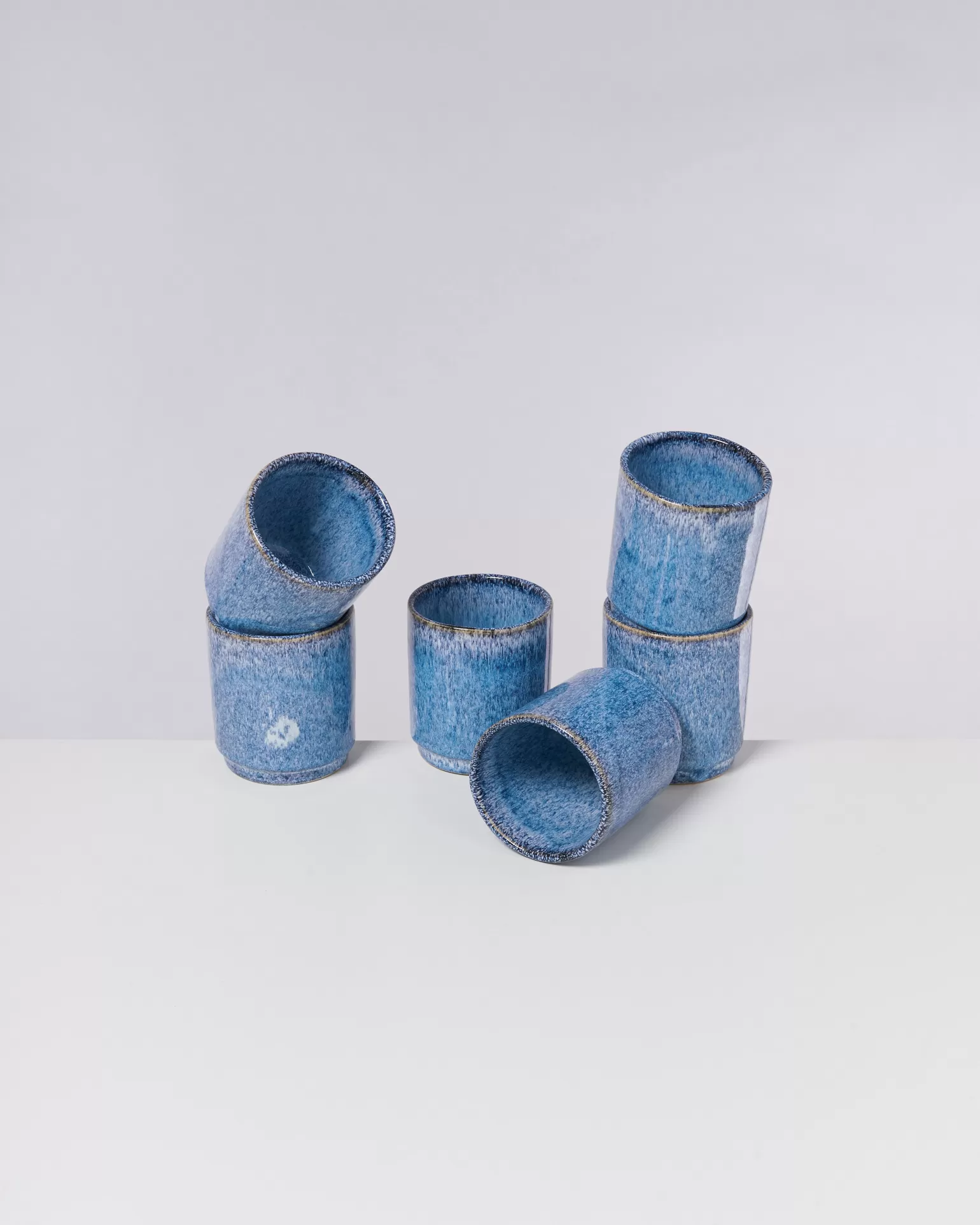 Taza Grande Artesanal Azul con Motas - Diseño Único de Miio Cordoama para Decoración de Hogar