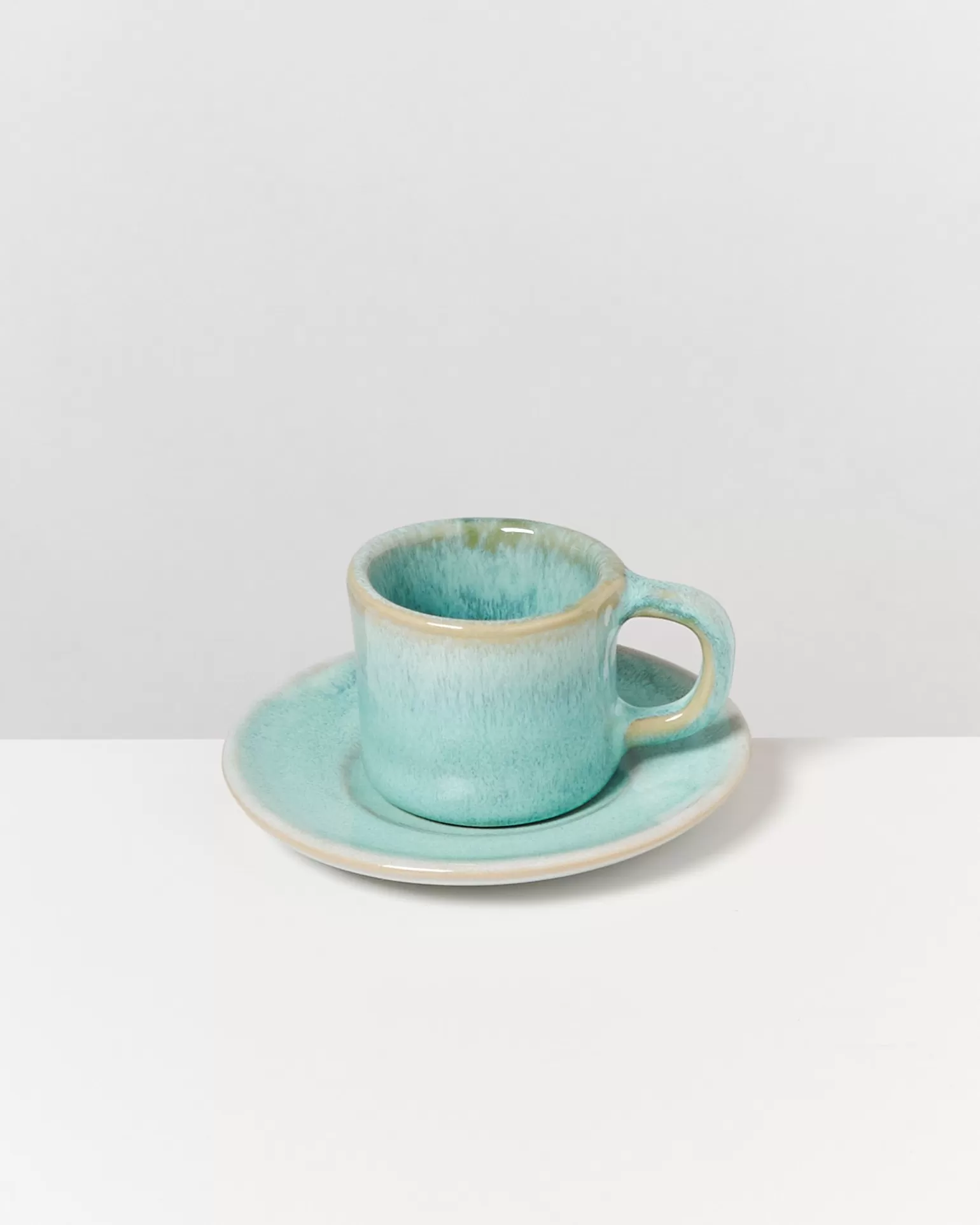 Platillo para espresso estilo Motel de Miio Cordoama - Diseño fresco en menta con acabado premium