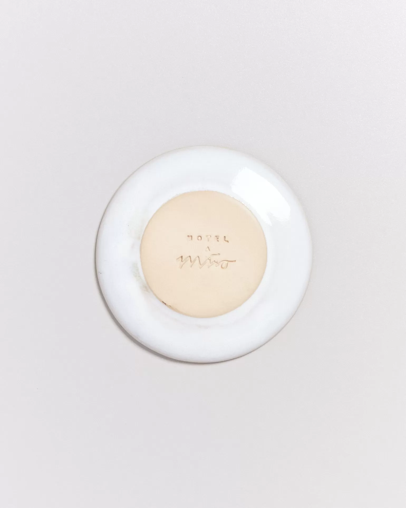 Platillo para espresso estilo Motel de Miio Cordoama - Diseño fresco en menta con acabado premium