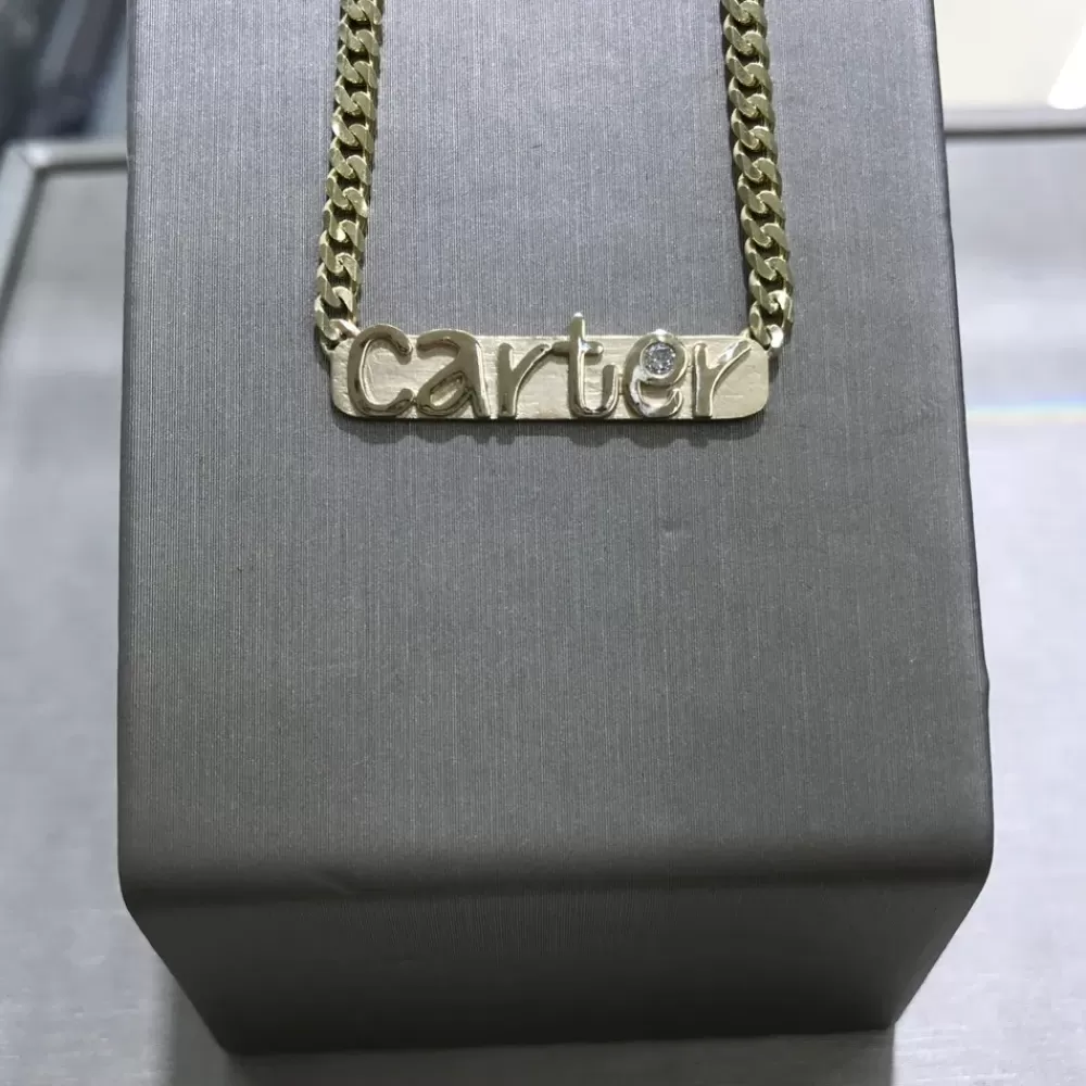 Collar de Oro Personalizado Kate Alexandra - Medallón con Nombre Único para Joyería Fina