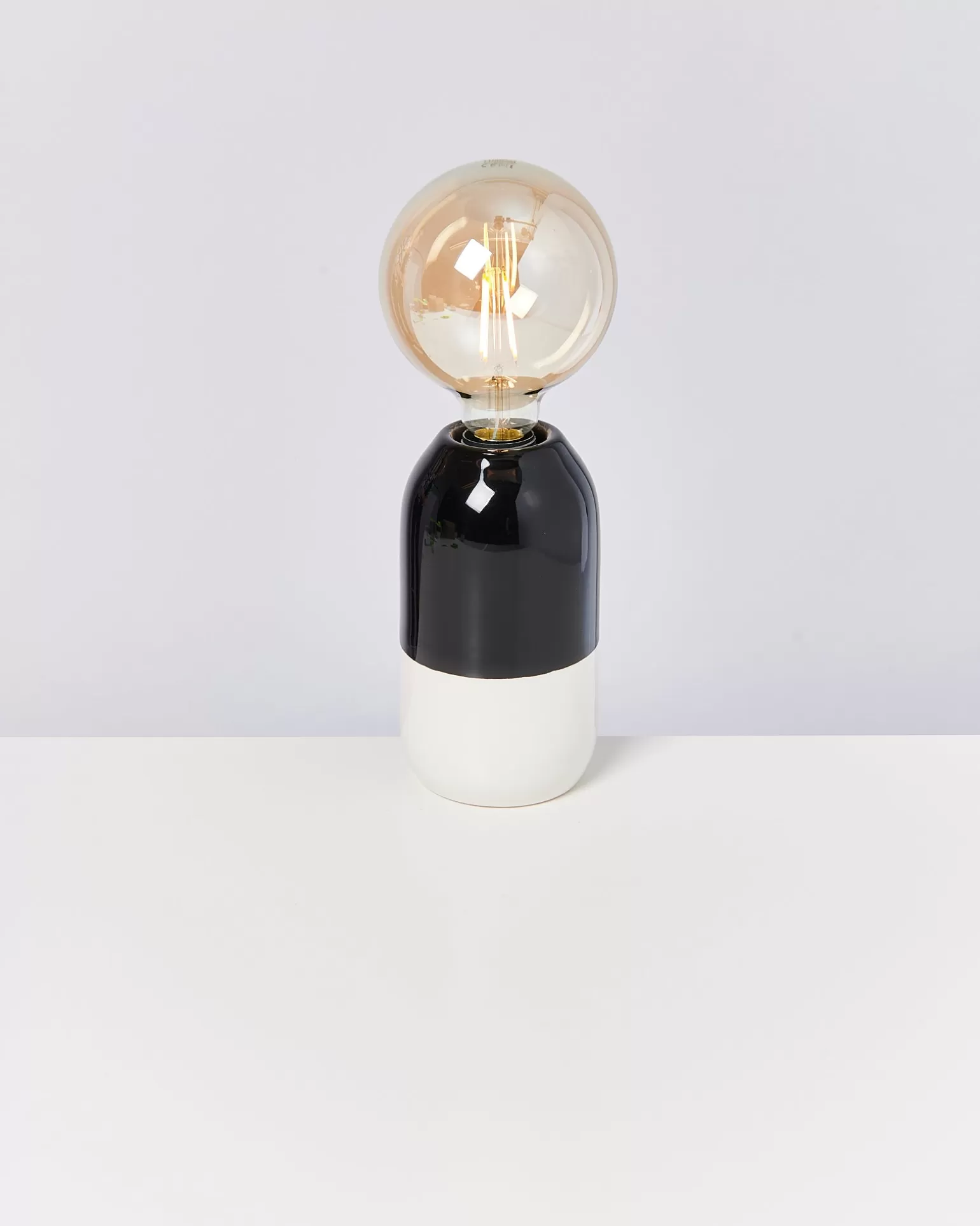 ¡Oferta Relámpago! Lámpara de Pie Miio Farol - Diseño Moderno en Blanco y Negro ¡Compra Ahora!