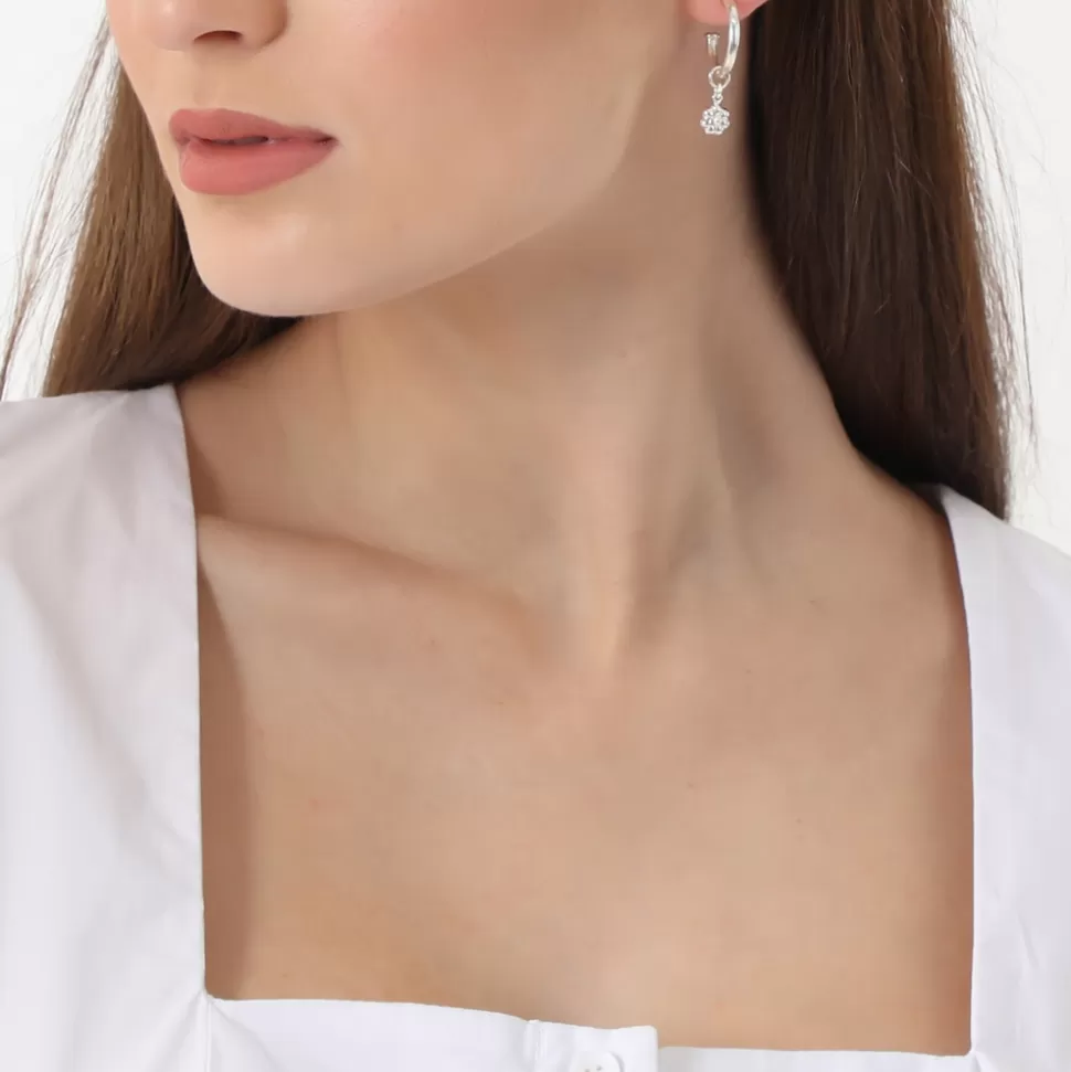 Aretes plateados mini con dije floral - Diseño bohemio para mujer Folli Follie