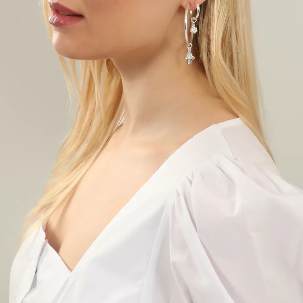 Aretes Mujer Folli Follie - Aros plateados XL con dijes de cruz y flores, detalles artesanales para un estilo bohemio chic