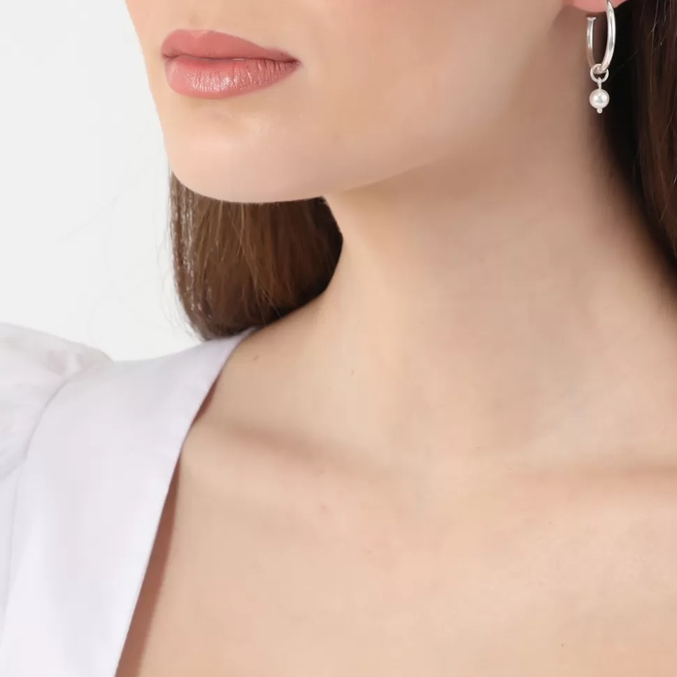 Aros Plateados Pequeños con Flores y Perlas para Mujer - Diseño Elegante de Folli Follie | Fashionable.Me