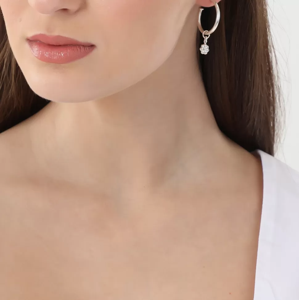 Aros Plateados Pequeños con Flores y Perlas para Mujer - Diseño Elegante de Folli Follie | Fashionable.Me