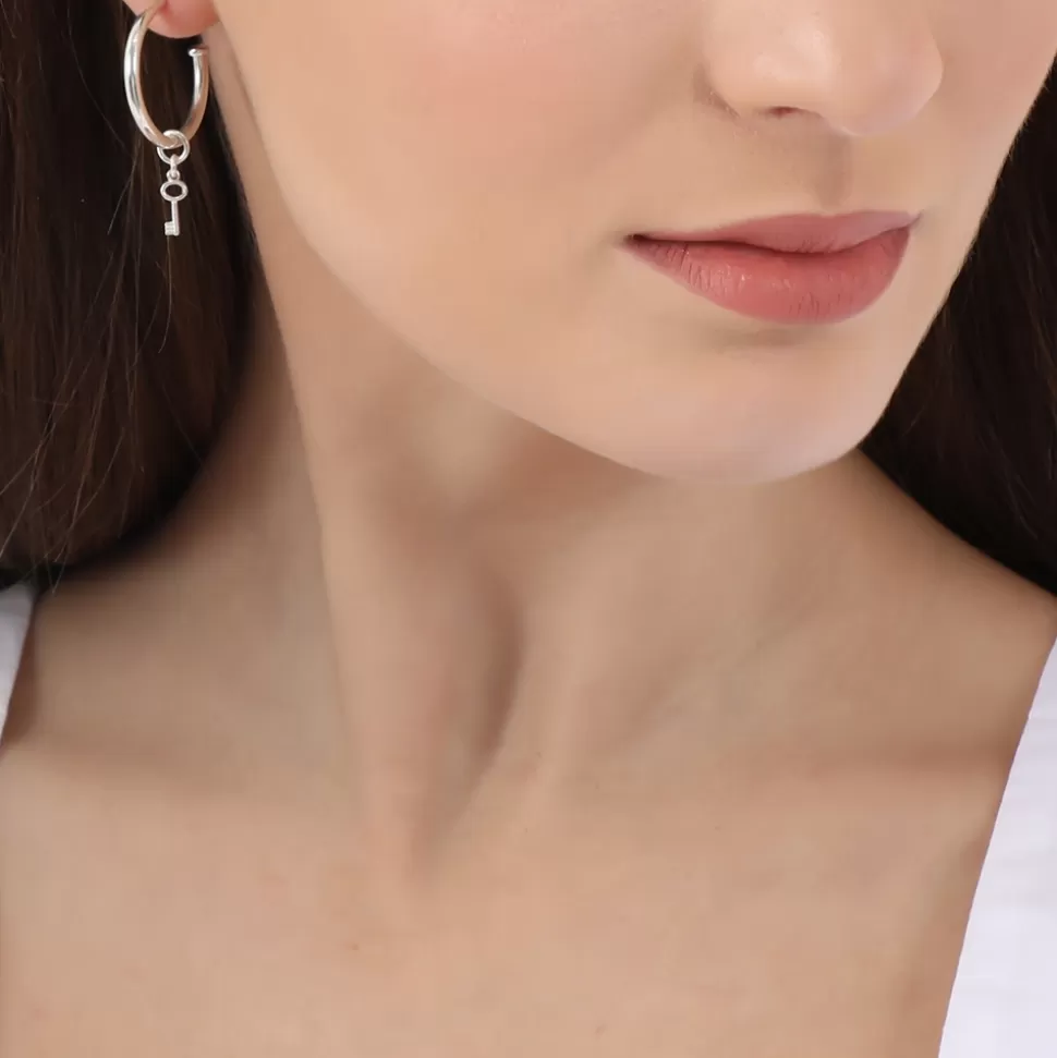 Aretes Folli Follie Plateados para Mujer - Aros Pequeños con Dijes Decorativos de Corazón y Llave, Estilo Bohemio con Toque Romántico