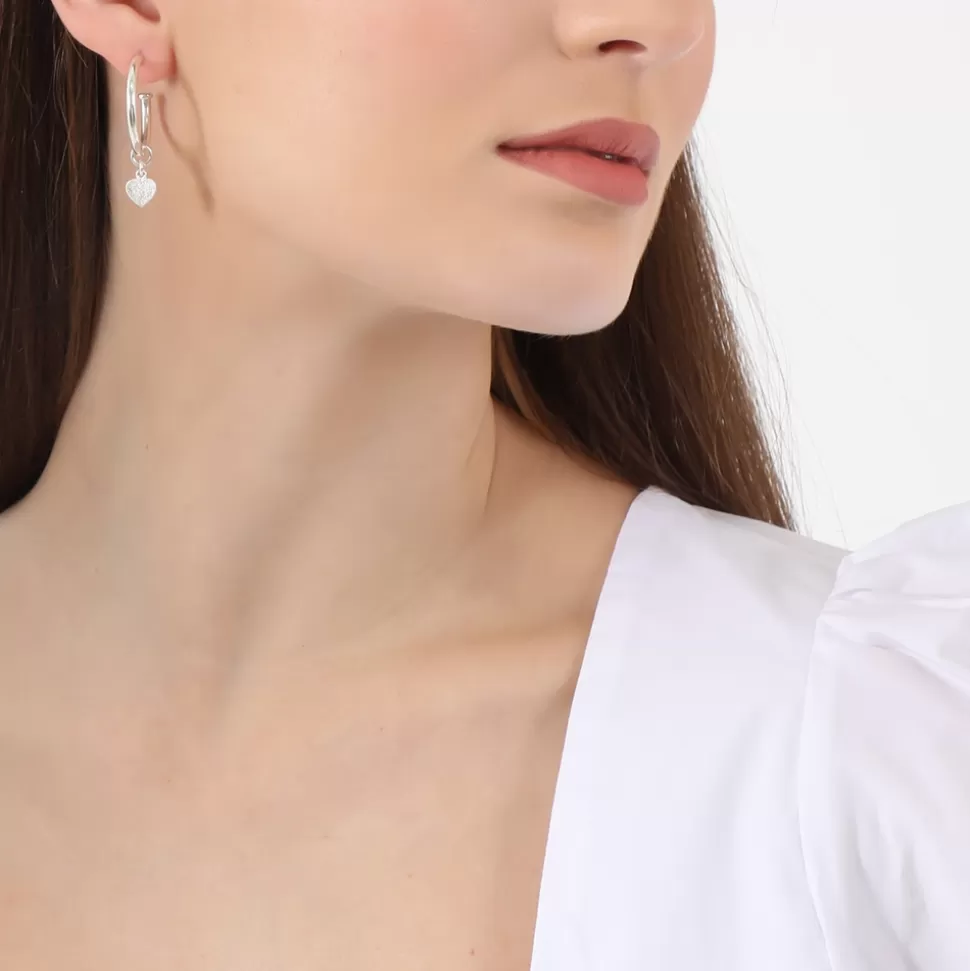 Aretes Folli Follie Plateados para Mujer - Aros Pequeños con Dijes Decorativos de Corazón y Llave, Estilo Bohemio con Toque Romántico
