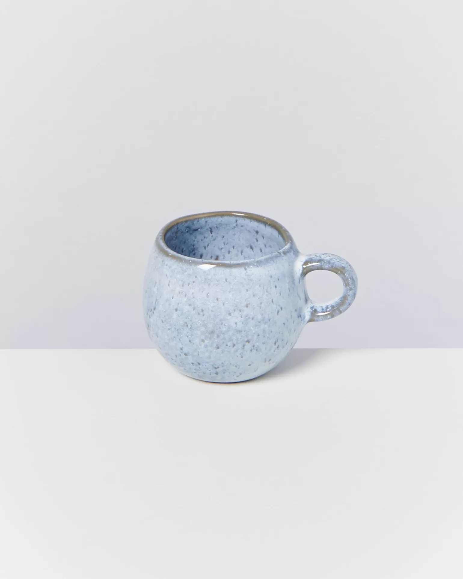 ¡Oferta Flash! Juego Exclusivo de 4 Tazas para Café Expreso Milo Frío - Diseño Clásico en Azul Marino y Blanco Hueso, Perfectas para Regalo o Uso Diario
