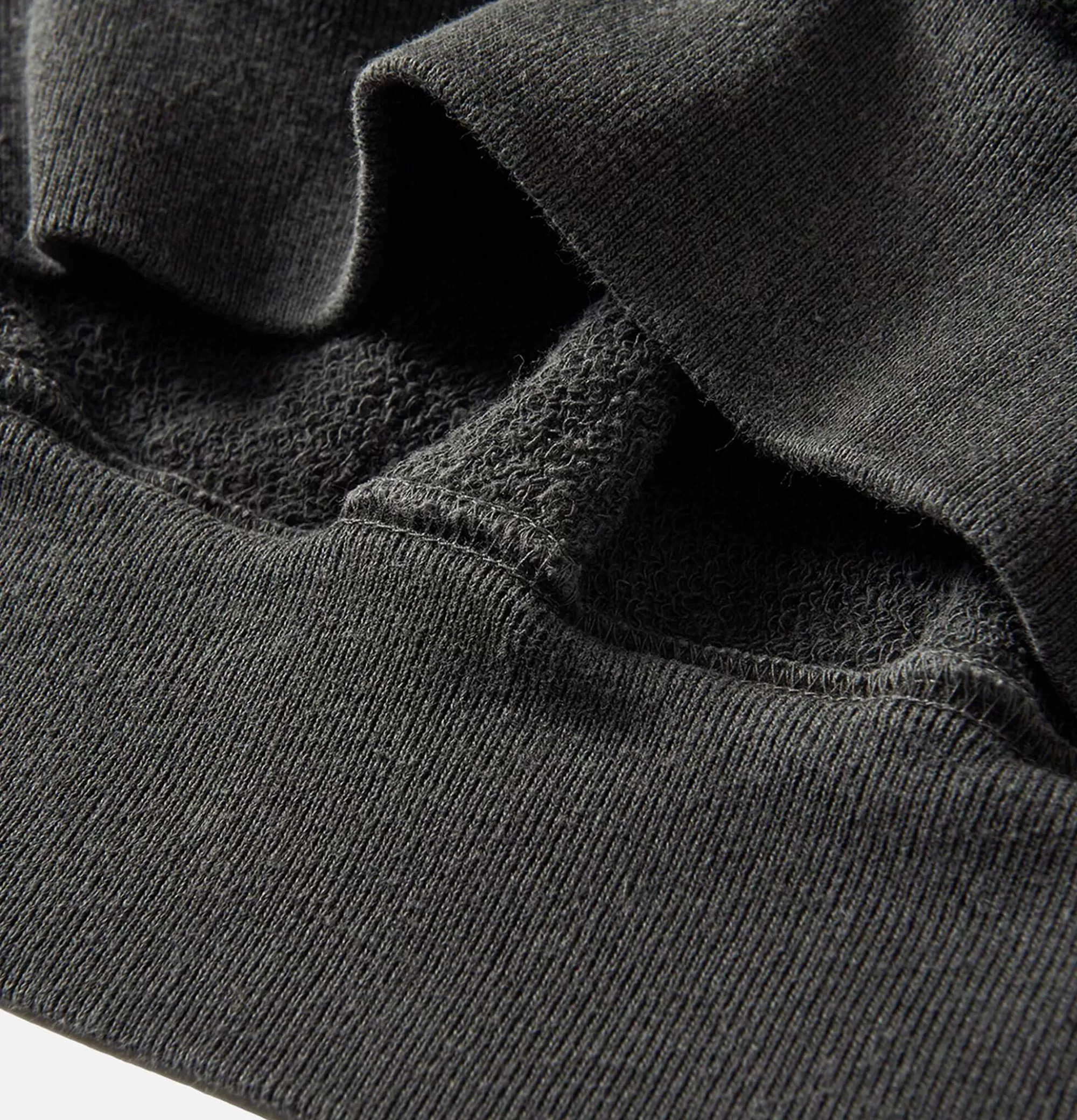 Sudadera deportiva con capucha gruesa en negro - Ropa abrigada y cómoda para entrenar