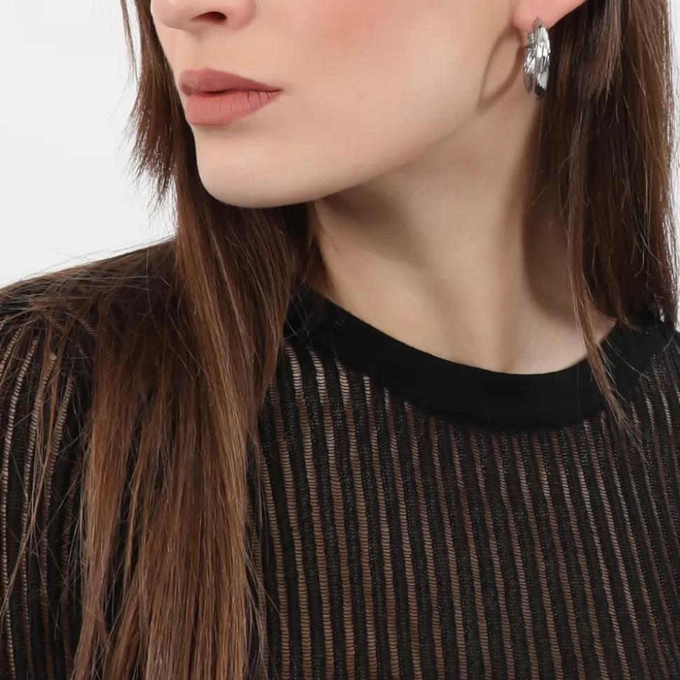 Pendientes Folli Follie para Mujer: Aros Plateados con Grabado Artístico y Diseño Brillante