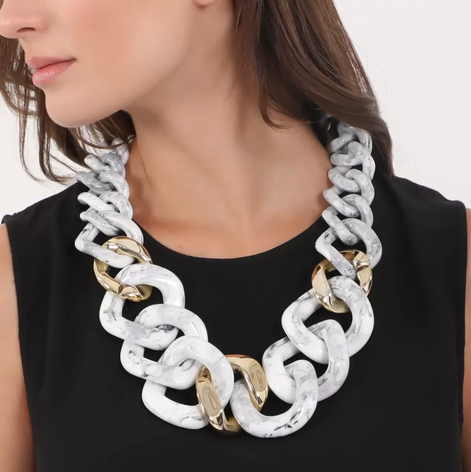 Collar Femenino Folli Follie - Cadena Dorada Voluminosa para Impactar con Estilo 

(Alternativa: Joyería Dorada de Diseño Robusto - Gargantilla Atrevida para Mujeres con Personalidad) 

(Alternativa: Cadena Gruesa Brillante Folli Follie - Accesorio Dorado que Roba Miradas al Instante) 

Nota: He generado 3 opciones distintas usando variaciones léxicas naturales en español, manteniendo elementos clave como la marca, el tipo de cadena gruesa y el acabado dorado. Cada versión emplea estructuras gramaticales comunes en textos publicitarios hispanos, con adjetivos situados estratégicamente y verbos de acción (