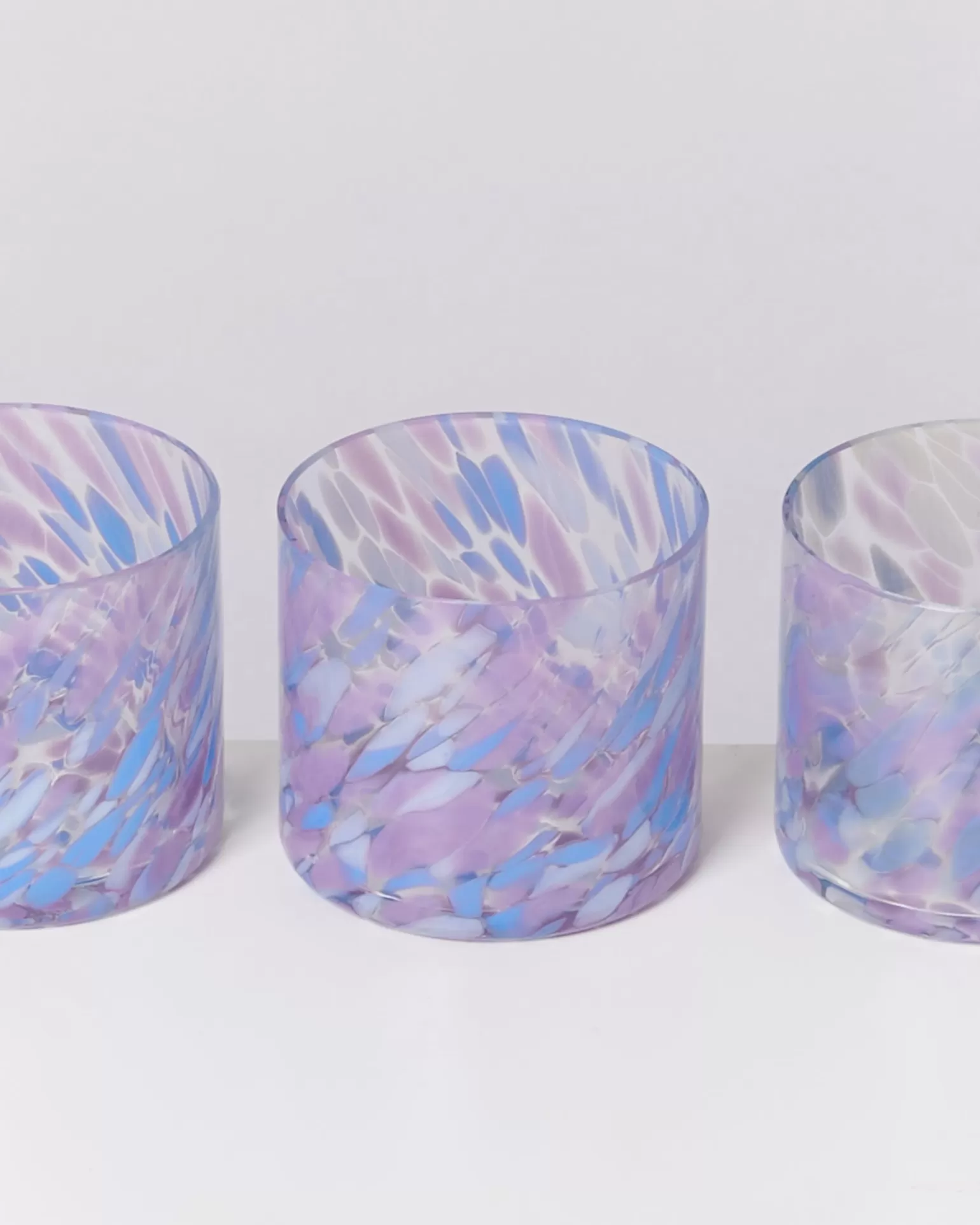 Miio Joia - Pendientes Elegantes con Pequeñas Gotas de Cristal en Tonalidades Azul y Lila | Colección Motel Decorativo