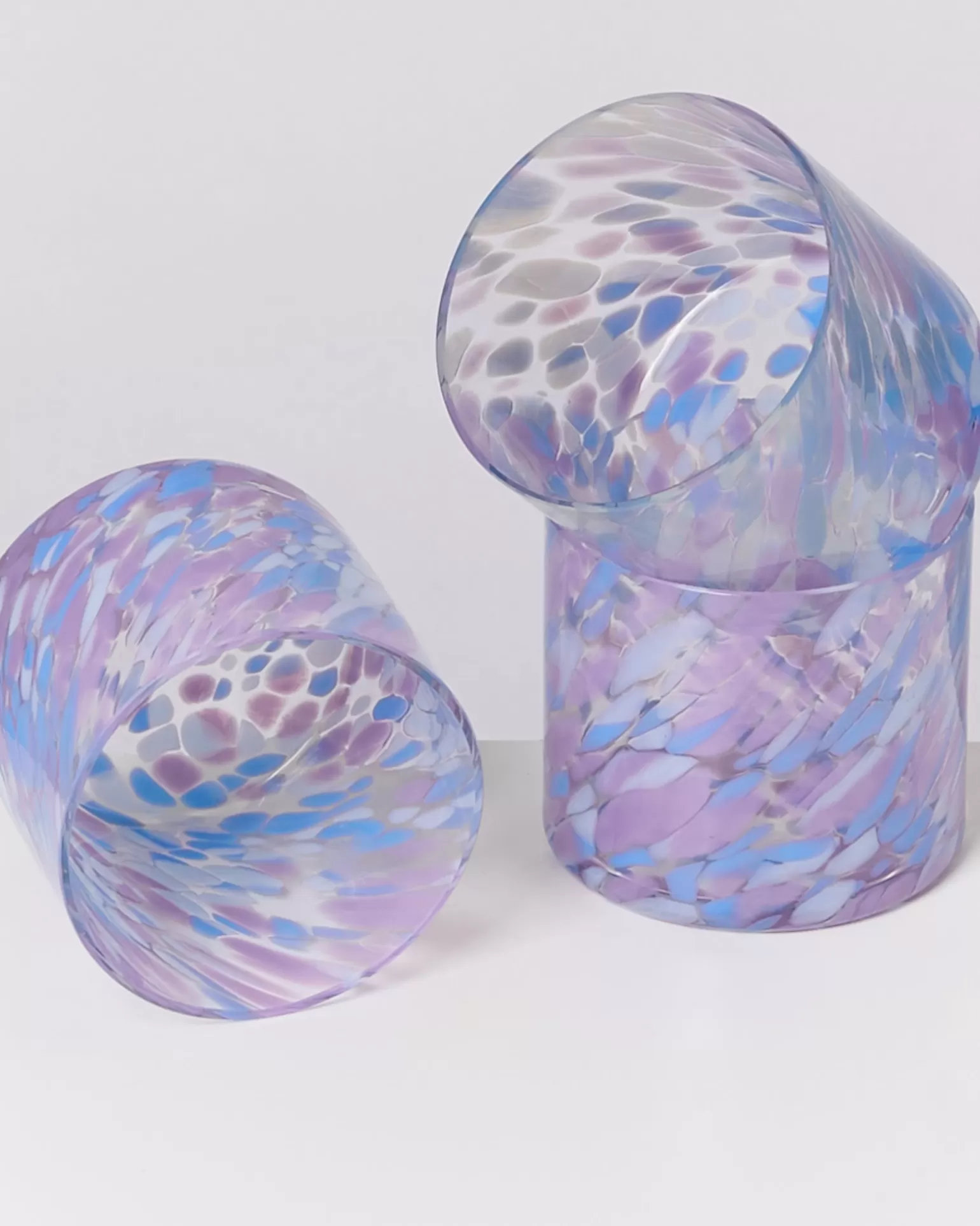 Miio Joia - Pendientes Elegantes con Pequeñas Gotas de Cristal en Tonalidades Azul y Lila | Colección Motel Decorativo