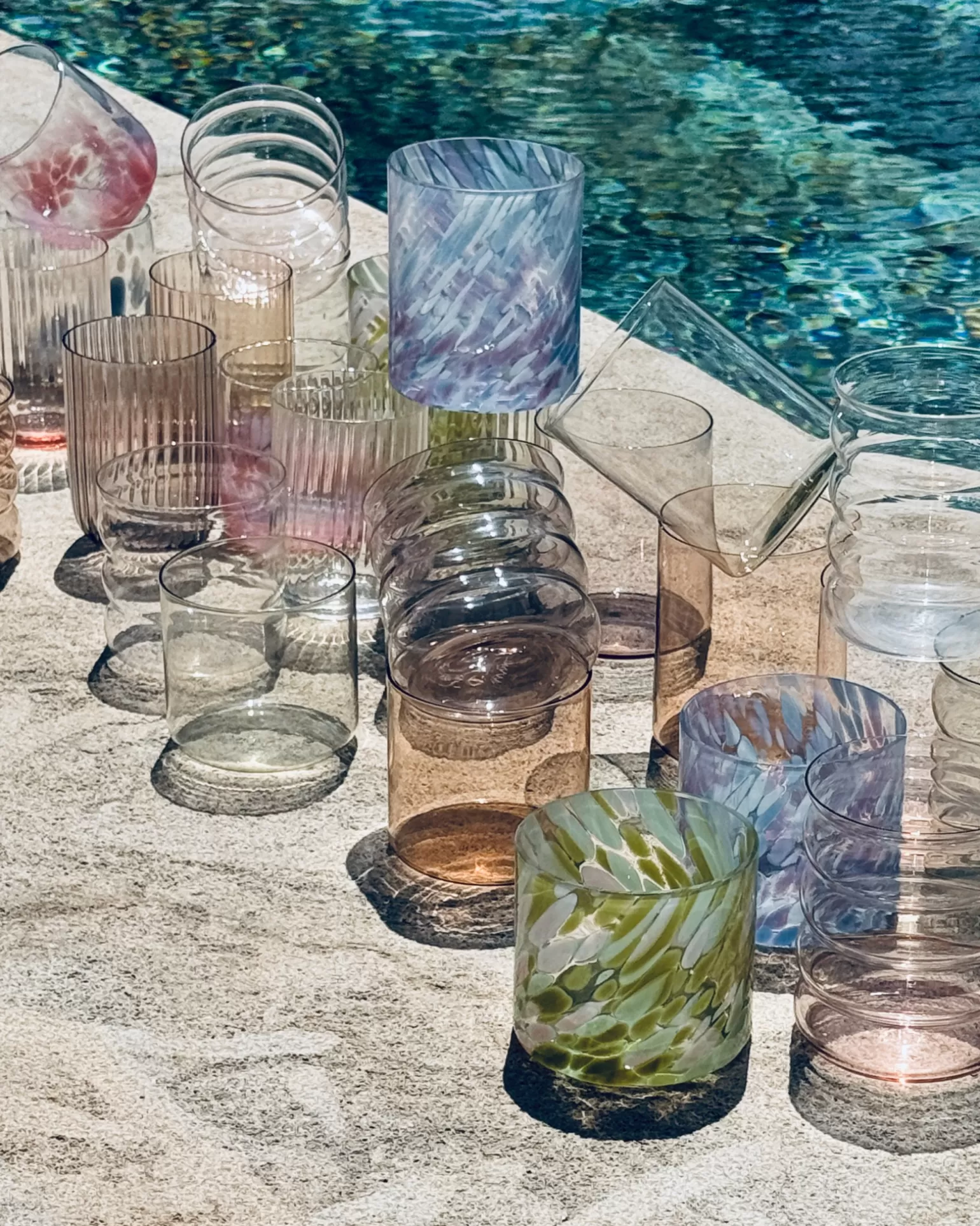 Miio Joia - Pendientes Elegantes con Pequeñas Gotas de Cristal en Tonalidades Azul y Lila | Colección Motel Decorativo