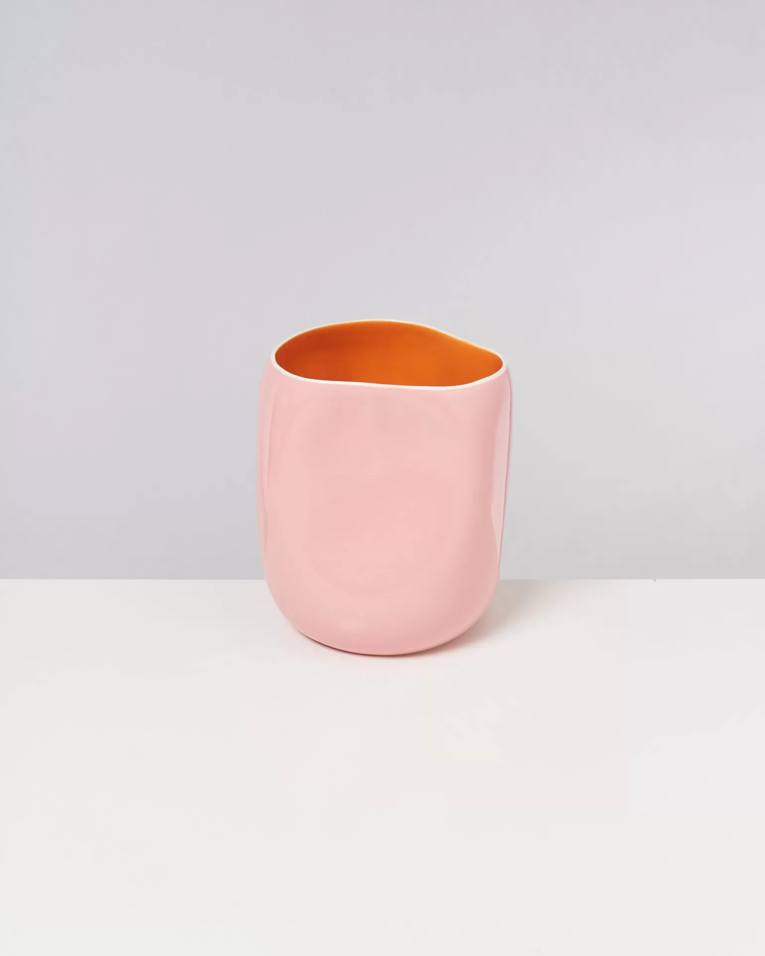 Jarrón Decorativo Miio João - Diseño Exclusivo en Rosa y Naranja para Ambientes Modernos